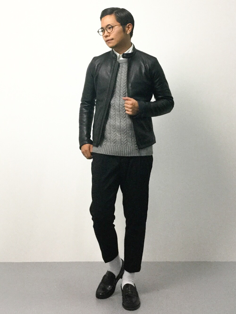 「ニット、レザージャケット、ライダース、ローファー、モノトーン、白ソックス、シャツ×ニット、アンクルパンツ、シングルライダース、秋コーデ」｜「WEGOのWEGO/スタンダードケーブルセーター（ニット/セーター、グレー系）」を使った、K-1RO(ケーイチロー)さん（メンズ・171cm）の秋コーディネートの1枚目の写真