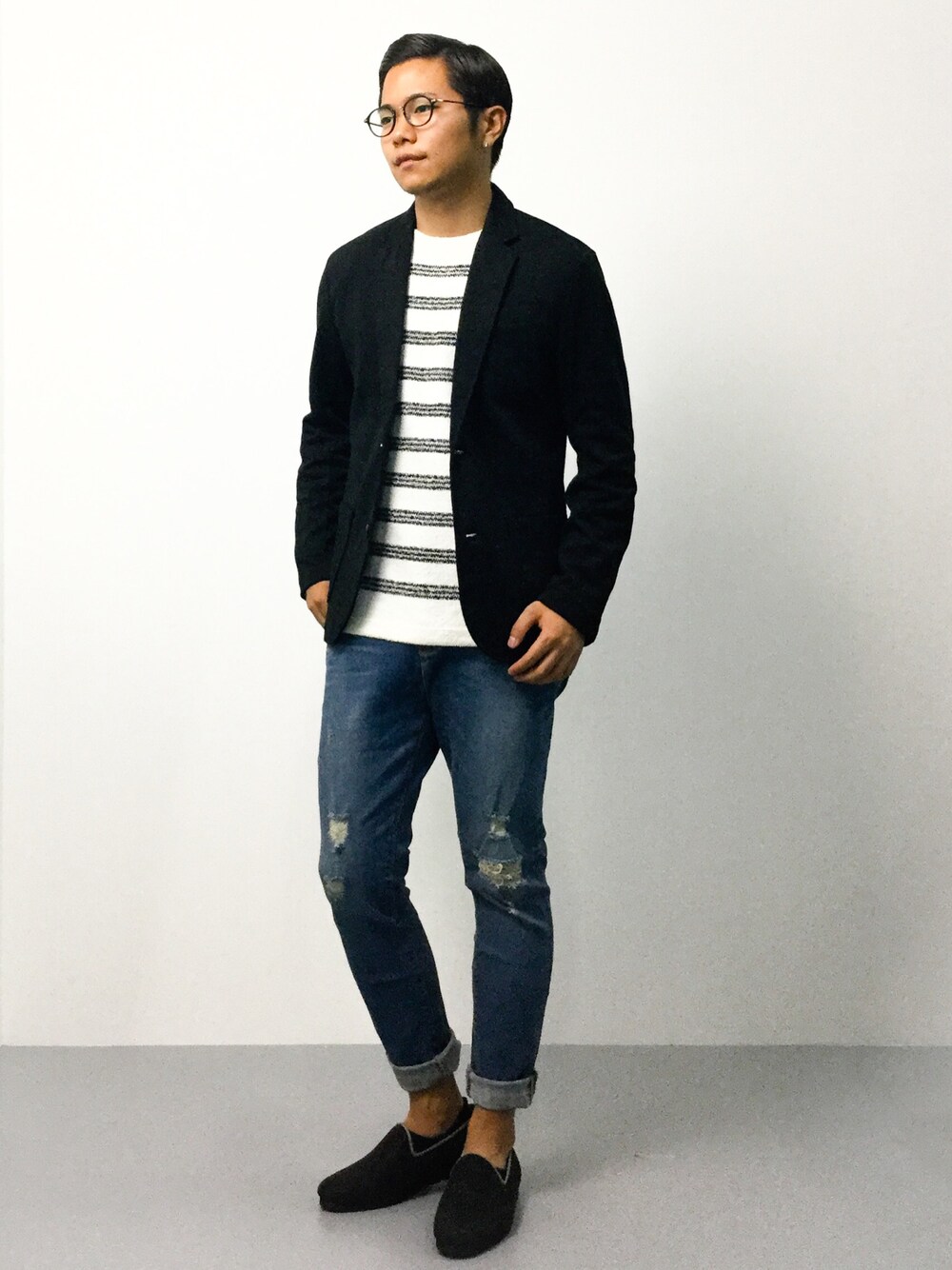 「ニット、ジャケット、テーラードジャケット、スリッポン、ボーダーニット、ボーダートップス、ダメージデニムパンツ、クラッシュデニム、スリッポンスニーカー、秋コーデ」｜「RAGEBLUEのポンチテーラードジャケット/567318（テーラードジャケット、ブラック系）」を使った、K-1RO(ケーイチロー)さん（メンズ・171cm）の秋コーディネートの1枚目の写真