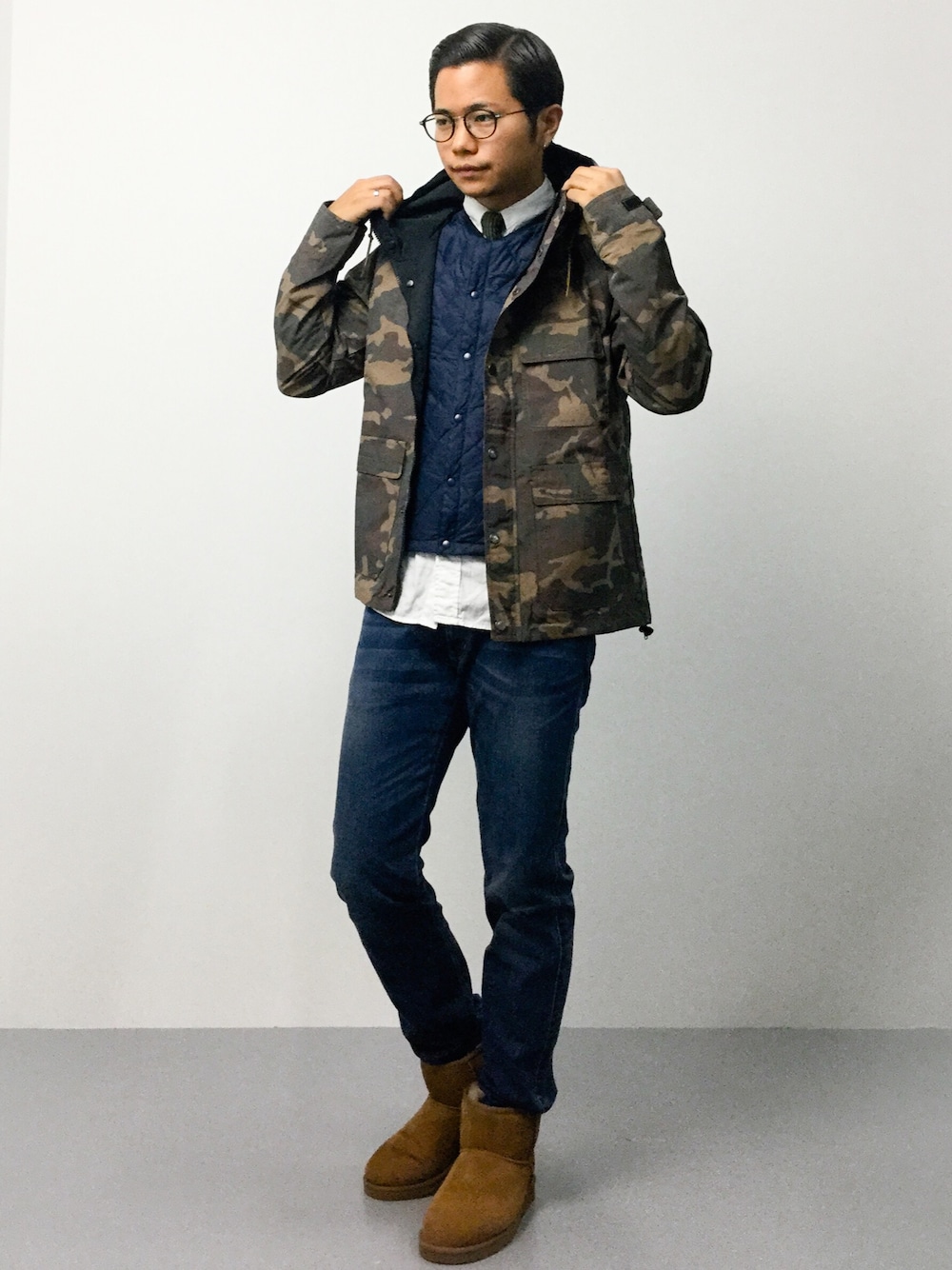 「秋コーデ、マウンテンパーカー、白シャツ、タイドアップ、インナーダウン、ネクタイ、カモフラ、アグ、ブーツイン、UGG」｜「UP STARTの60/40クロスリバーシブルマウンテンパーカー 【grn】（マウンテンパーカー、その他）」を使った、K-1RO(ケーイチロー)さん（メンズ・171cm）の秋コーディネートの1枚目の写真