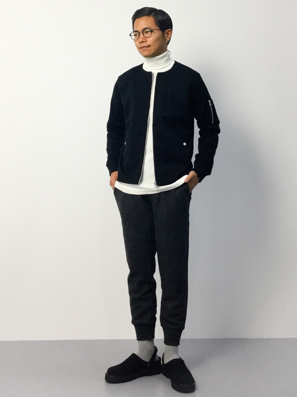 ホワイト系のTシャツ/カットソー、ブラック系のMA-1、グレー系のその他パンツを着用したメンズの秋コーディネートの1枚目の写真