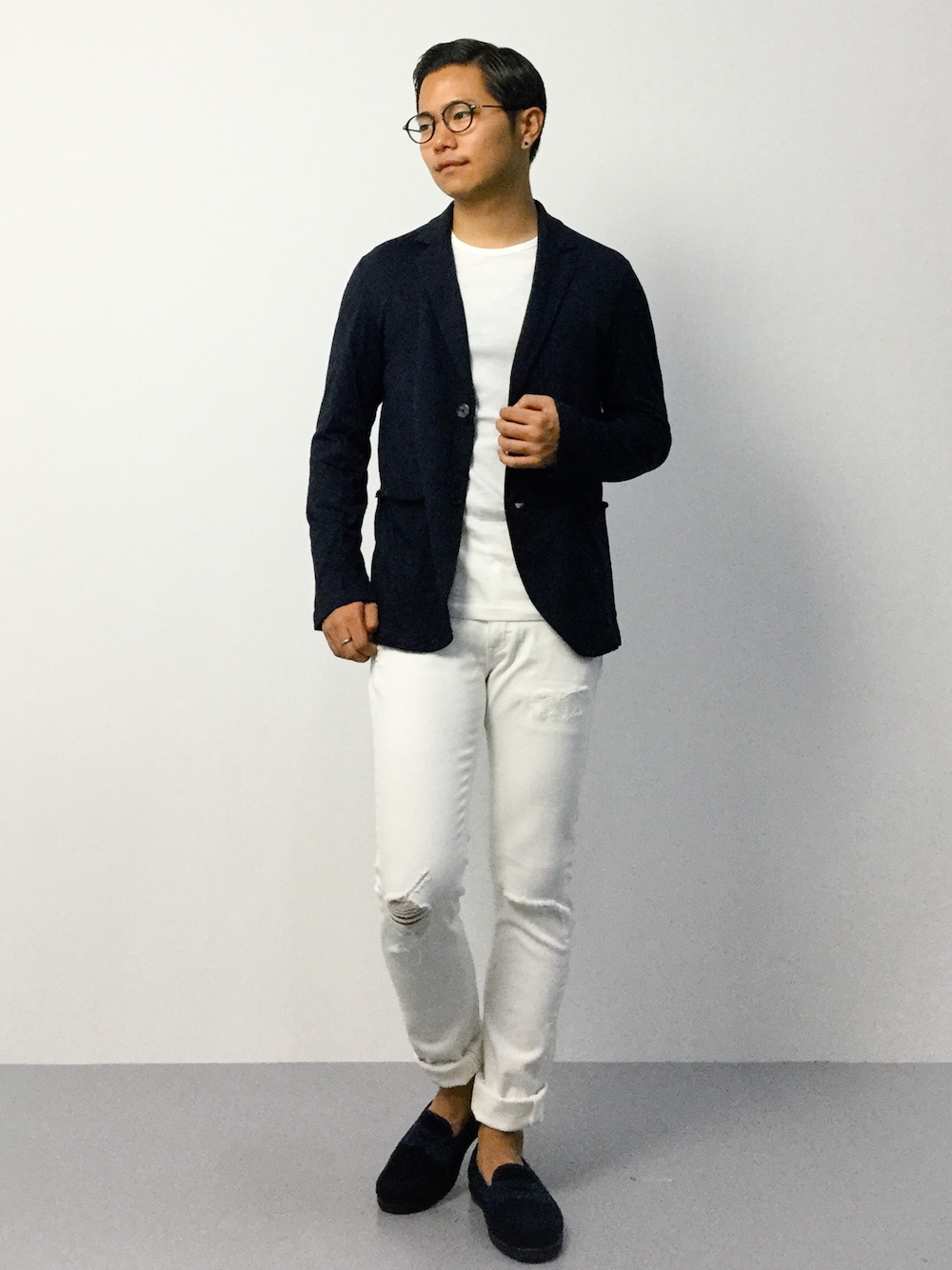 「カットソー、ジャケット、白T、スリッポン、白パンツ、クルーネック、スキニーデニム、ジャケットスタイル、クラッシュデニム、白Tシャツ」｜「URBAN RESEARCH DOORS MENSのDOORS 綿モダール天竺ソフトジャケット（その他アウター、ブラック系）」を使った、K-1RO(ケーイチロー)さん（メンズ・171cm）の秋コーディネートの1枚目の写真