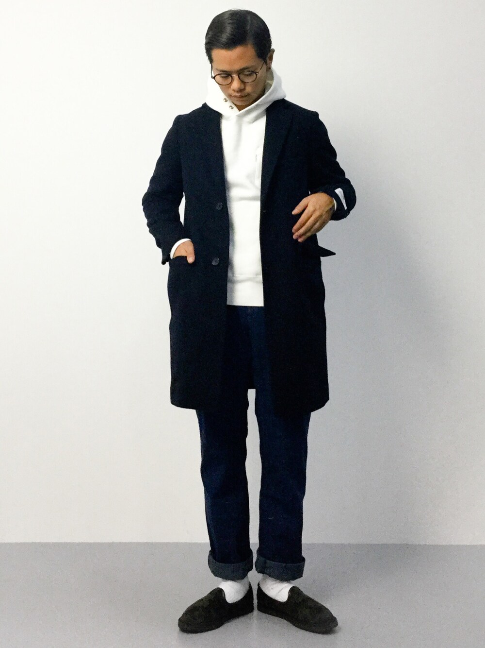 「プルオーバーパーカー、チャンピオン パーカー、白ソックス、スリッポン、カモフラ、チェスターコート、白パーカー、ロールアップ、丸メガネ、きれいめカジュアル」｜「BEAUTY&YOUTH UNITED ARROWSのBY ∴ メルトン チェスター コート（チェスターコート、ブルー系）」を使った、K-1RO(ケーイチロー)さん（メンズ・171cm）の秋コーディネートの1枚目の写真