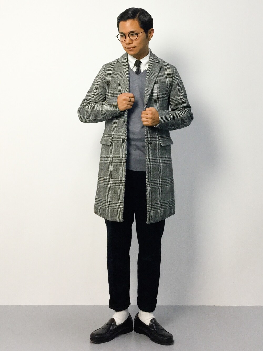 「白シャツ、白シャツ×ニット、タイドアップ、Vネックニット、チェスターコート、チノパン、白ソックス、ローファー、チドリ柄、トラッド」｜「GLOBAL WORKの■大沢たかおさん着用■ストレッチウールチェスターコート/564452（チェスターコート、グレー系）」を使った、K-1RO(ケーイチロー)さん（メンズ・171cm）の秋コーディネートの1枚目の写真