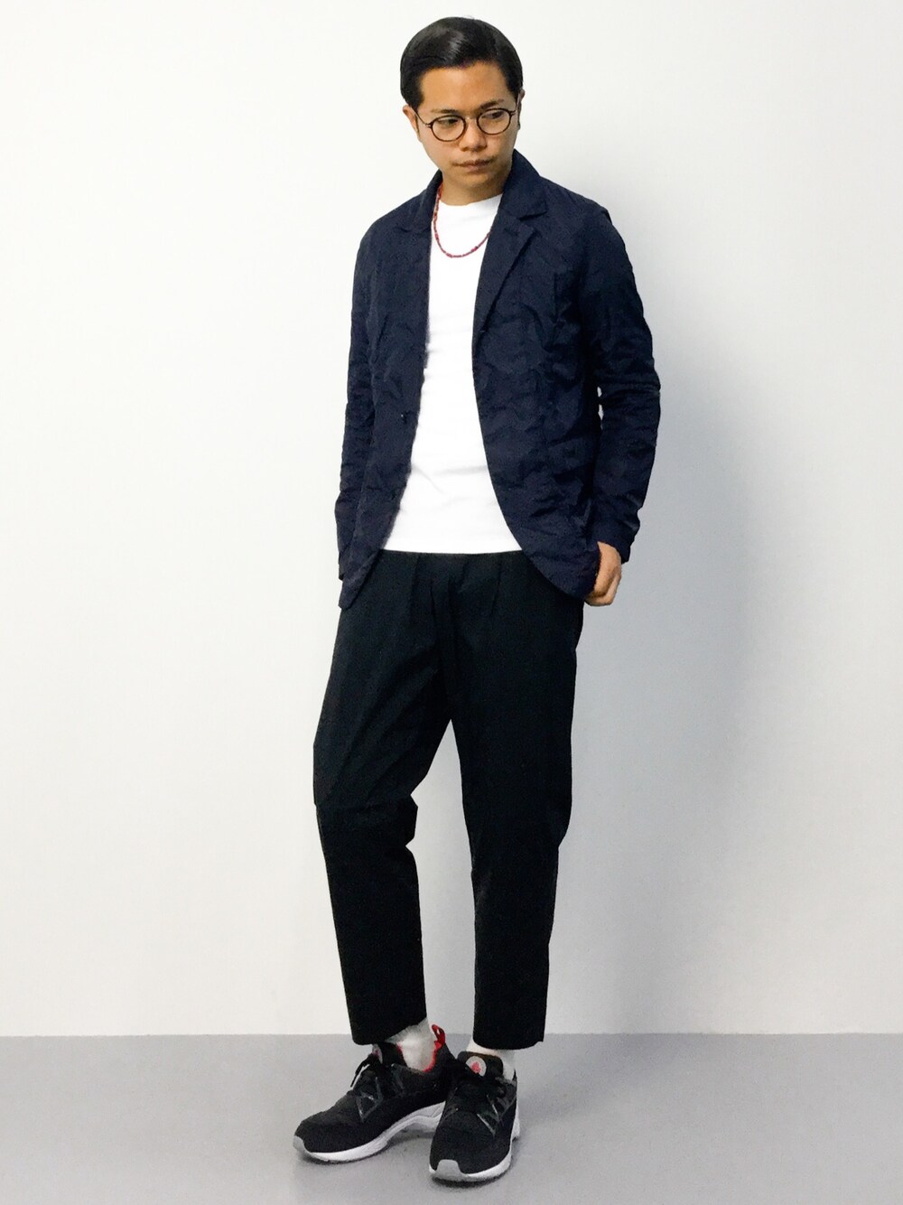 「スポーツミックス、ナイキ、ナイキスニーカー、ビーズネックレス、白Tシャツ、白T、ロンT、ネイビージャケット、アンクルパンツ、丸メガネ」｜K-1RO(ケーイチロー)さん（メンズ・171cm）の秋コーディネートの1枚目の写真