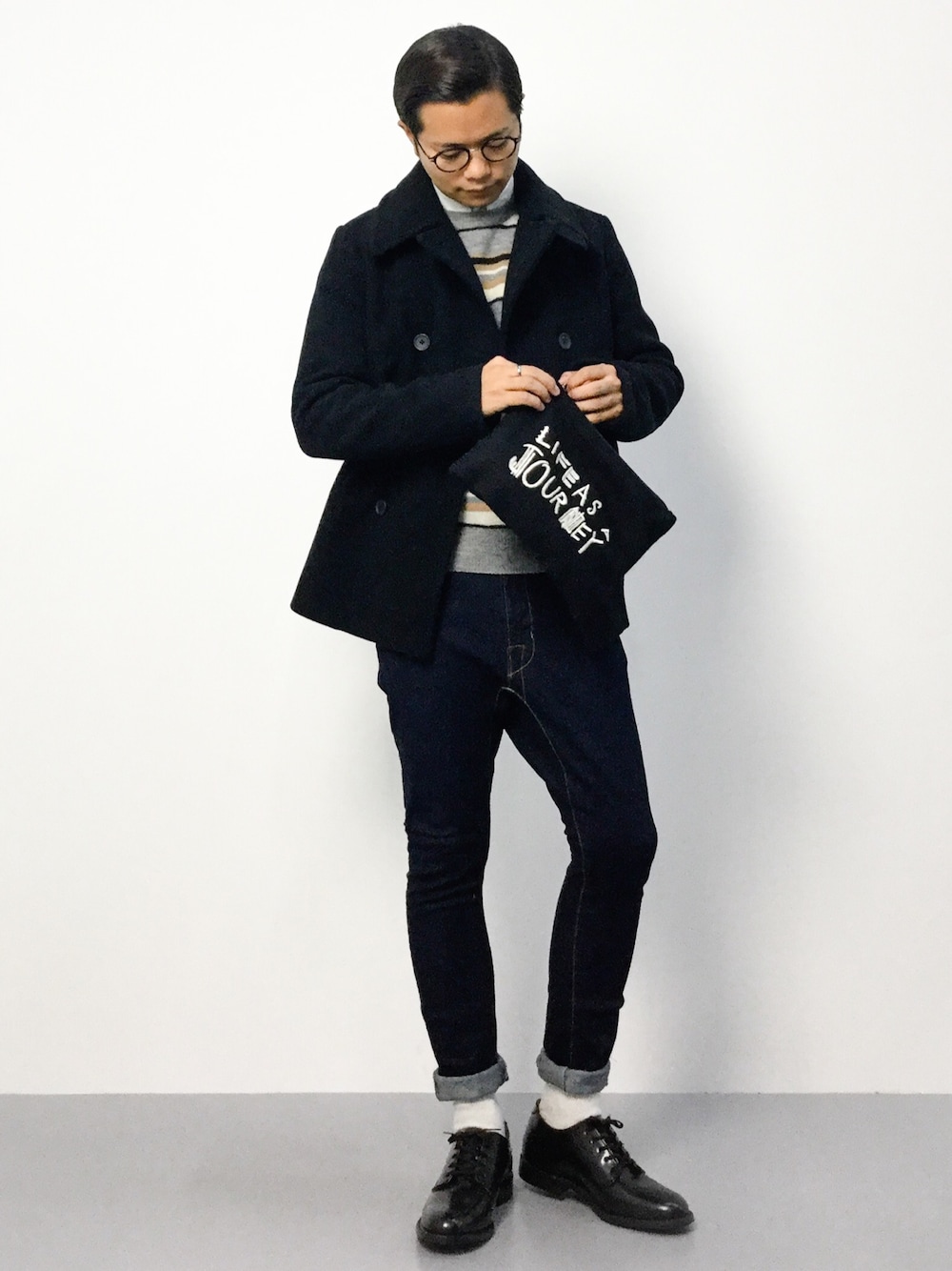 「ピーコート、白シャツ×ニット、ボーダーニット、クラッチバッグ、サルエルデニム、サルエルパンツ、ロールアップ、白ソックス、革靴、オックスフォードシューズ」｜「GLOBAL WORKのウールピーコート/564450（ピーコート、ブラック系）」を使った、K-1RO(ケーイチロー)さん（メンズ・171cm）の秋コーディネートの1枚目の写真
