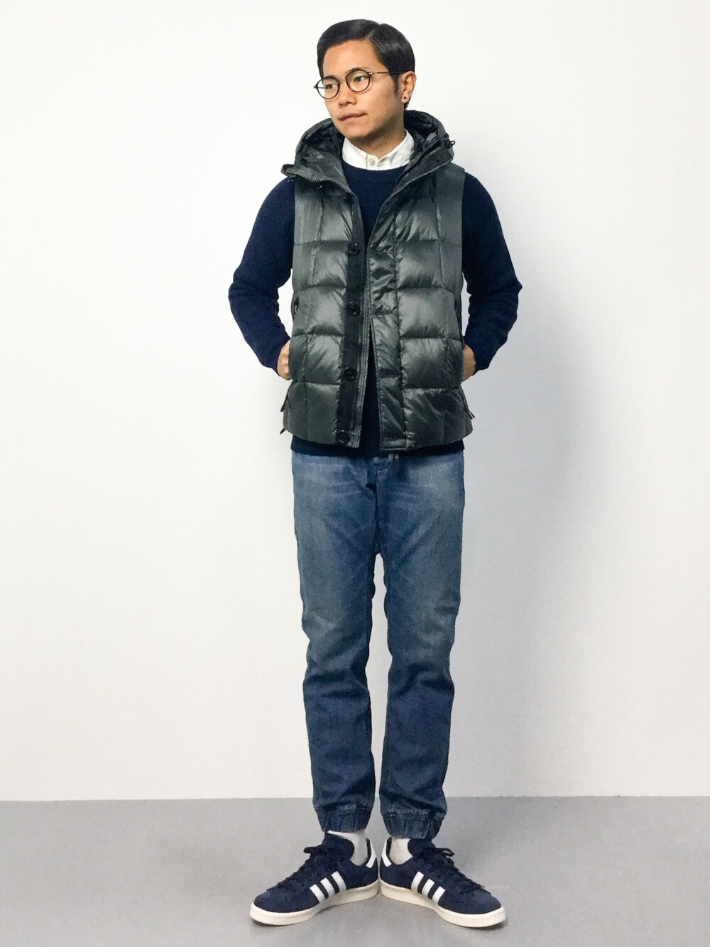 「白シャツ×ニット、ネイビーニット、クルーネックニット、ダウンベスト、デニムパンツ、白ソックス、アディダス、スニーカー、丸メガネ、秋コーデ」｜「NANO universeの西川ダウン エアーナイロンベスト（ダウンベスト、グレー系）」を使った、K-1RO(ケーイチロー)さん（メンズ・171cm）の秋コーディネートの1枚目の写真