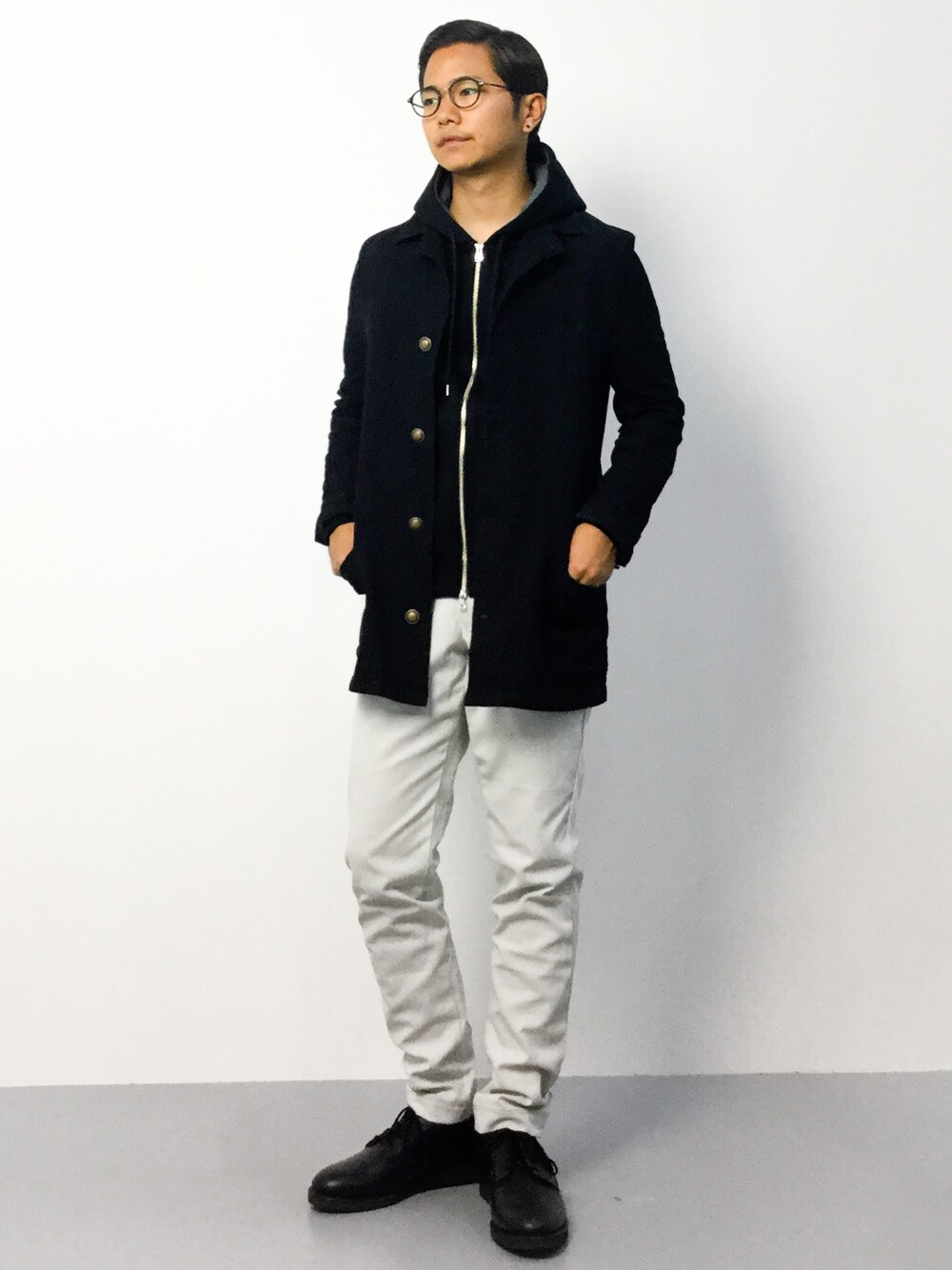 「黒パーカー、ショップコート、黒コート、コートスタイル、ジップパーカ、チノパン、革靴、モノトーン、丸メガネ、レザーシューズ」｜「STUDIOUSのSTUDIOUS ボンディングジップアップパーカー（パーカー、ブラック系）」を使った、K-1RO(ケーイチロー)さん（メンズ・171cm）の秋コーディネートの1枚目の写真