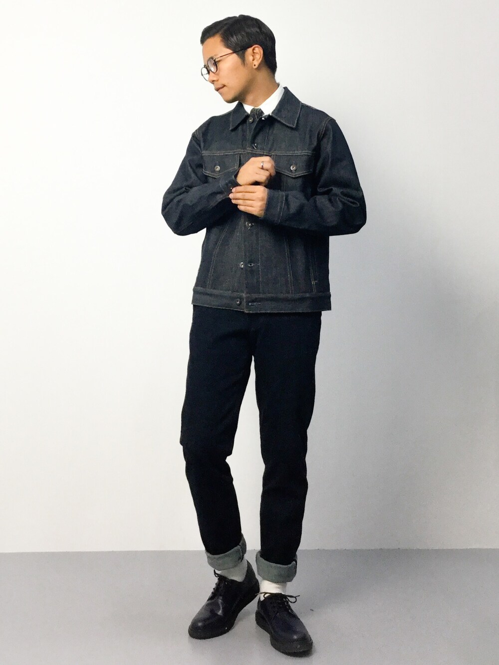 「白シャツ、ネクタイ、タイドアップ、デニムジャケット、Gジャン、トラウザーパンツ、白ソックス、革靴、プレーントゥ、丸メガネ」｜「FREAK'S STOREのTELLASON/テラソン 13.5OZ DENIM　JACKET              （デニムジャケット、ブルー系）」を使った、K-1RO(ケーイチロー)さん（メンズ・171cm）の秋コーディネートの1枚目の写真