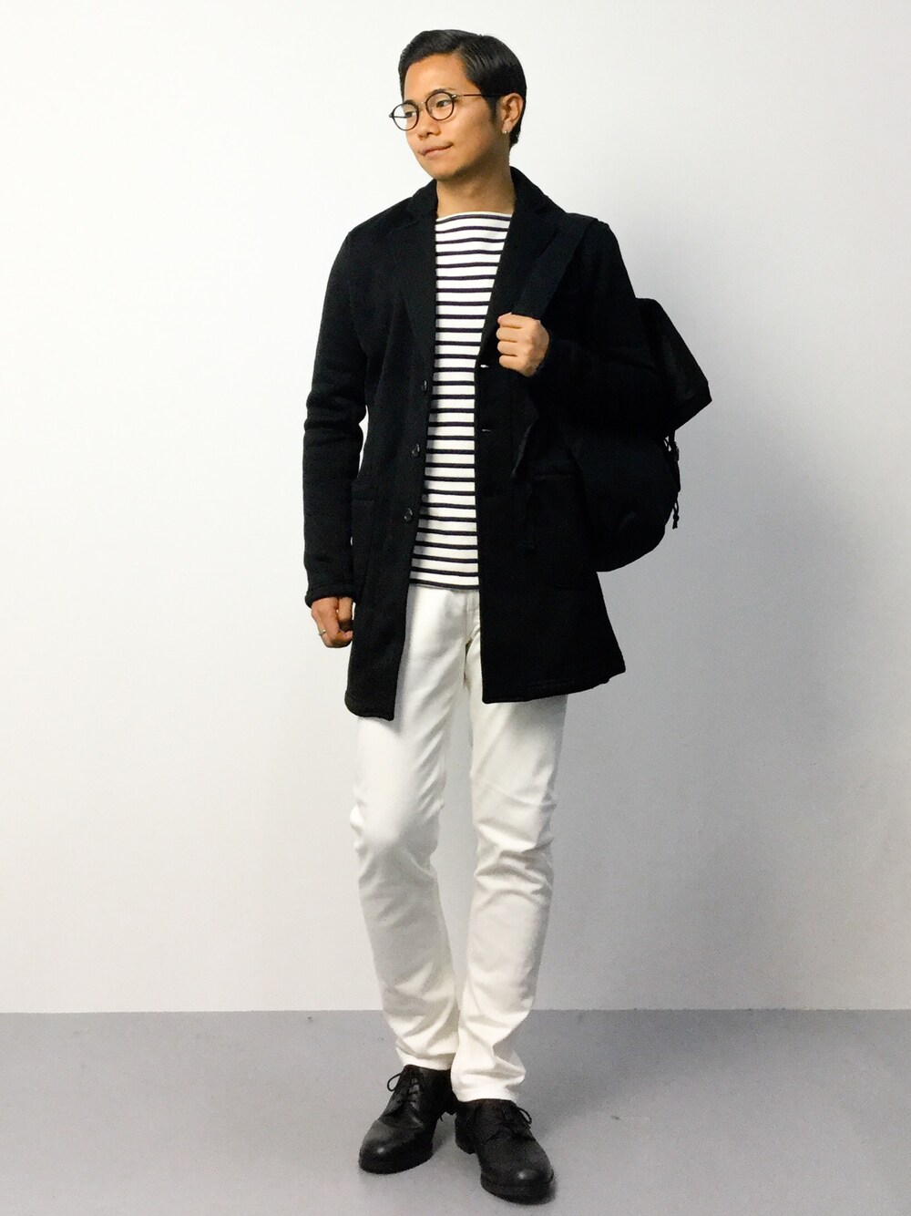 「ホワイトパンツ、白パンツ、レザーシューズ、革靴、ボーダートップス、バスクシャツ、チェスターコート、バックパック、丸メガネ、きれいめカジュアル」｜「BEAMS LIGHTS Men'sの【予約】BEAMS LIGHTS / ニットフリースチェスターコート（チェスターコート、ブラック系）」を使った、K-1RO(ケーイチロー)さん（メンズ・171cm）の秋コーディネートの1枚目の写真