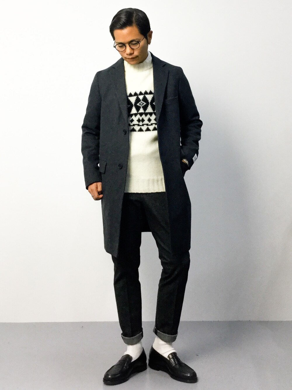 「チェスターコート、クルーネックニット、白シャツ×ニット、柄ニット、白ニット、ホワイトニット、スラックス、白ソックス、ローファー、丸メガネ」｜「BEAUTY&YOUTH UNITED ARROWSのBY ∴ メルトン チェスターコート　グレー（チェスターコート、グレー系）」を使った、K-1RO(ケーイチロー)さん（メンズ・171cm）の秋コーディネートの1枚目の写真