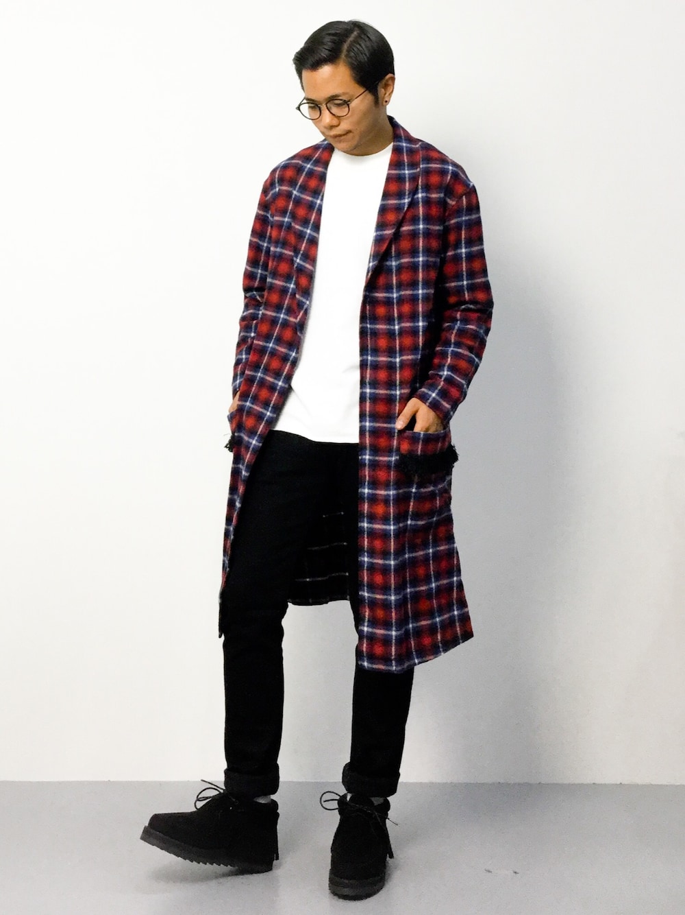 「ロンT、チェックシャツ、ガウンコート、コート、シャツコート、白Tシャツ、フリンジ、シャークソール、黒スニーカー、黒スキニー」｜「RAGEBLUEの裏毛カットオフ長袖/706596（Tシャツ/カットソー、ホワイト系）」を使った、K-1RO(ケーイチロー)さん（メンズ・171cm）の秋コーディネートの1枚目の写真