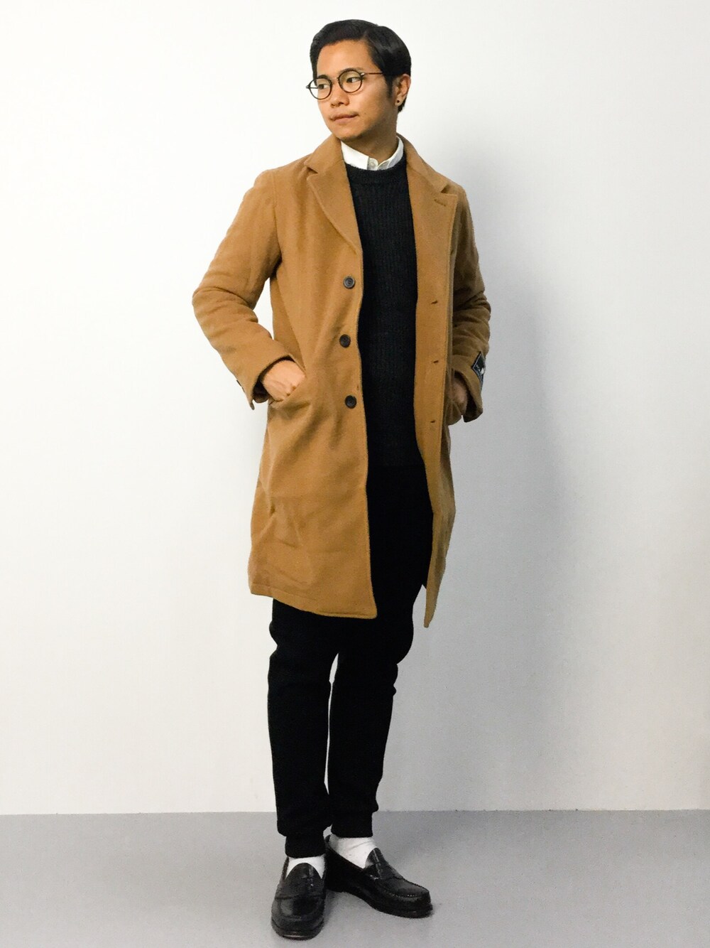 「スウェットパンツ、チェスターコート、クルーネックニット、ローファー、キャメル、革靴、丸メガネ、白ソックス、キャメルアウター、白シャツ×ニット」｜「FREAK'S STOREのPONTETORTO "MIKE" チェスターコート（チェスターコート、イエロー系）」を使った、K-1RO(ケーイチロー)さん（メンズ・171cm）の秋コーディネートの1枚目の写真