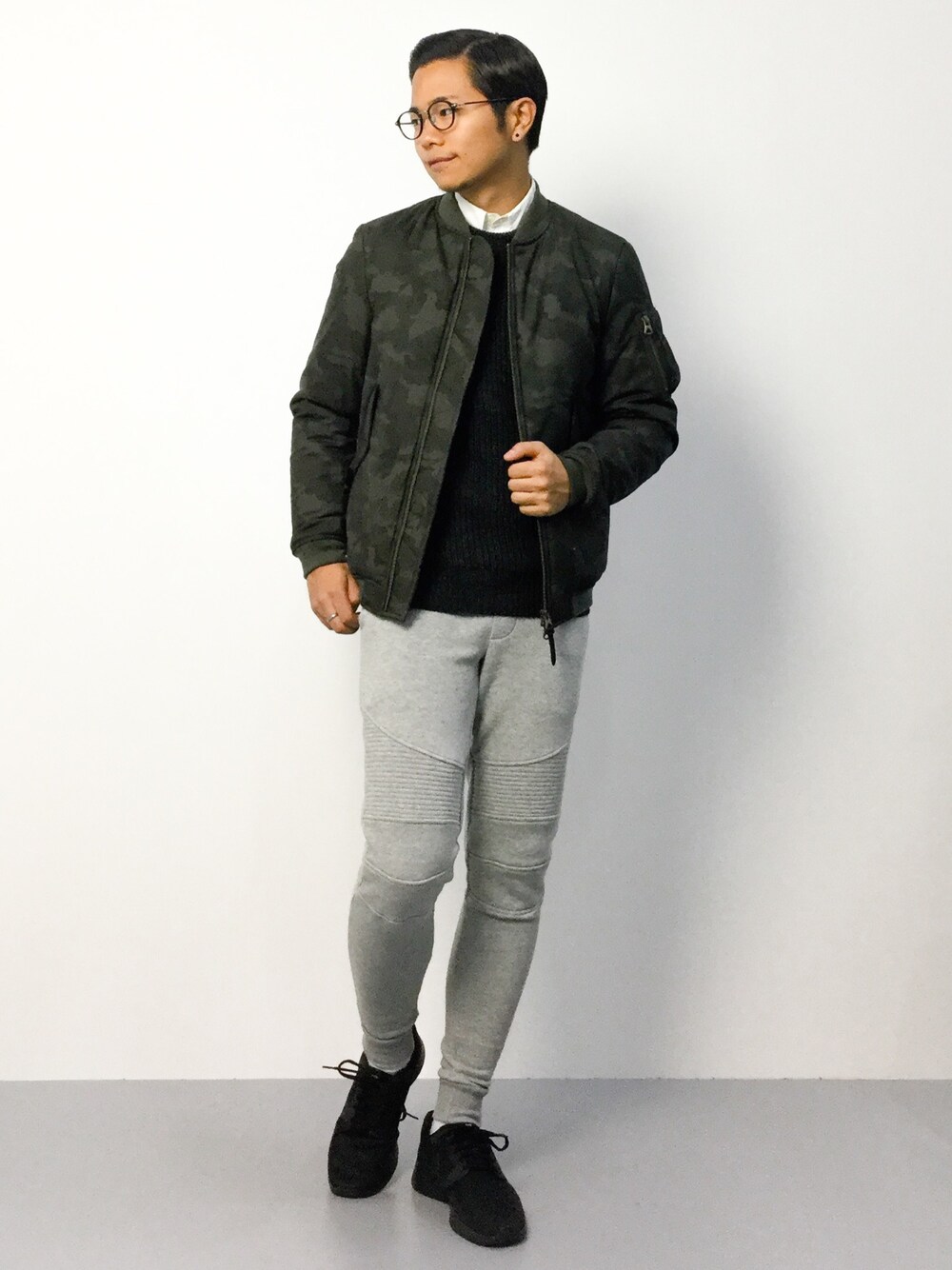 「ブルゾン、スウェットパンツ、MA-1、ナイキ、スポーツミックス、ナイキスニーカー、バイカーパンツ、グレーのスウェットパンツ、白シャツ×ニット、カモフラ柄アウター」｜「EDIFICEの◇T/Rトロメイサイ中綿MA-1ブルゾン（MA-1、グリーン系）」を使った、K-1RO(ケーイチロー)さん（メンズ・171cm）の秋コーディネートの1枚目の写真