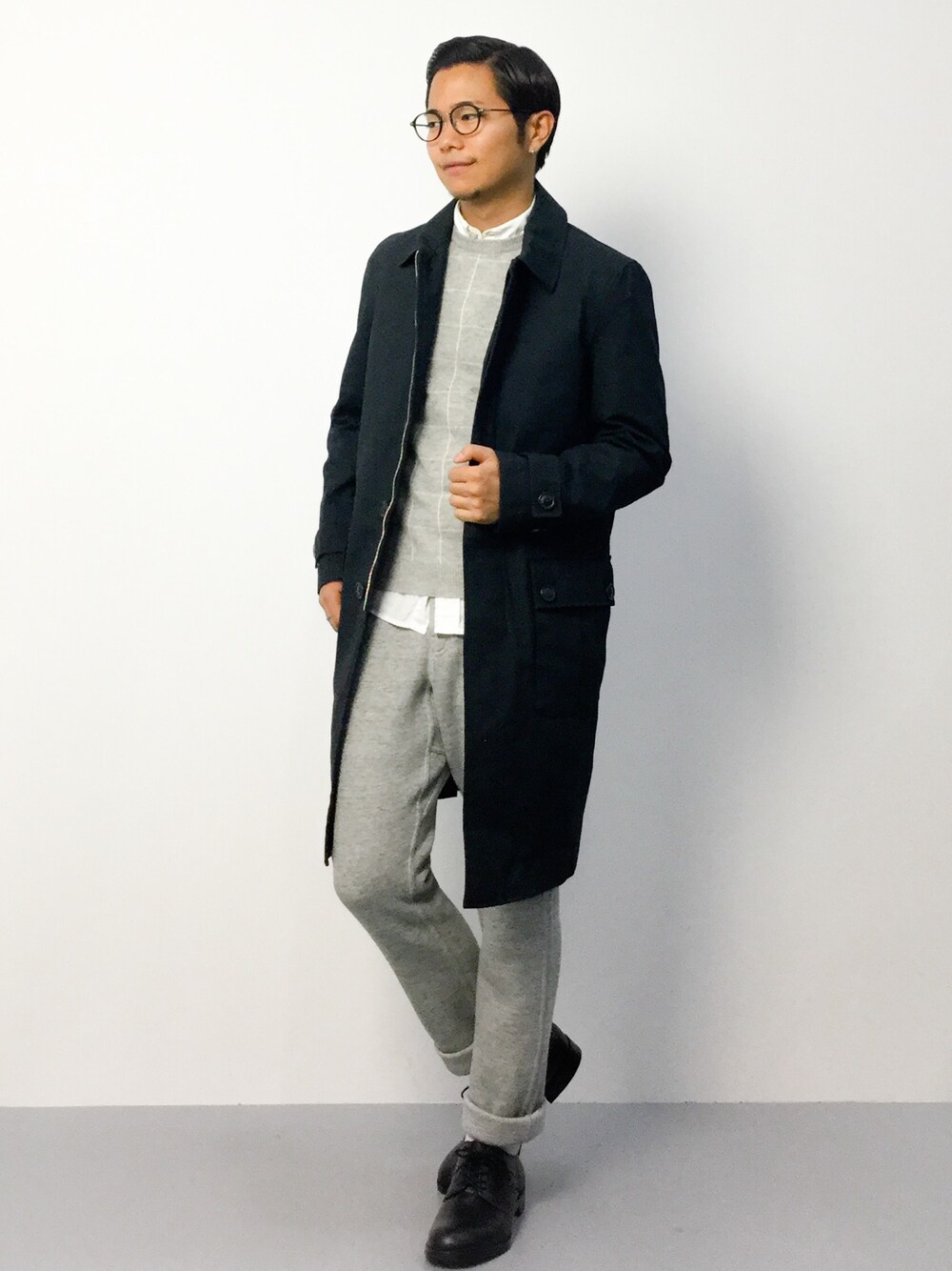 「スウェットパンツ、ステンカラーコート、レザーシューズ、革靴、丸メガネ、白ソックス、ウィンドウペン、ステンカラー コート、グレーのスウェットパンツ、白シャツ×ニット」｜「NANO universeのLufthansa(ルフトハンザ)ドイツ航空/高機能ステンカラーコート（ステンカラーコート、ブラック系）」を使った、K-1RO(ケーイチロー)さん（メンズ・171cm）の秋コーディネートの1枚目の写真