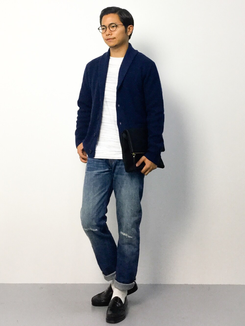 K-1RO(ケーイチロー)さんの「インディゴ染 ウール/カシミヤ 片畔ショールカーディガン#（JOURNAL STANDARD）」を使ったコーディネートの1枚目の写真