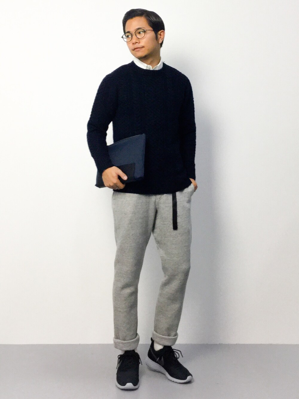 「スウェットパンツ、クルーネックニット、クラッチバッグ、ナイキ、ナイキスニーカー、丸メガネ、白ソックス、ネイビーニット、グレーのスウェットパンツ、白シャツ×ニット」｜「SHIPSのSC: SHIPS(シップス) 5ゲージ ラムウール アラン クルーネックニット■（ニット/セーター、ブルー系）」を使った、K-1RO(ケーイチロー)さん（メンズ・171cm）の秋コーディネートの1枚目の写真