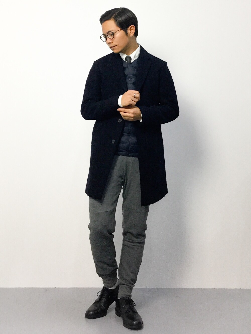 「スウェットパンツ、スウェット、チェスターコート、白シャツ、ドレスシューズ、ネクタイ、革靴、タイドアップ、インナーダウン、グレーのスウェットパンツ」｜「MYE-DO'のサイドジップ ポケット テック スウェットパンツ（その他パンツ、グレー系）」を使った、K-1RO(ケーイチロー)さん（メンズ・171cm）の秋コーディネートの1枚目の写真