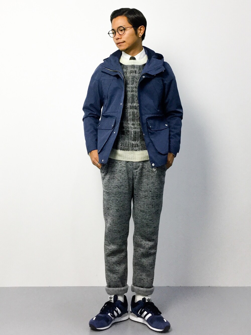 「スウェットパンツ、スウェット、マウンテンパーカー、クルーネックニット、モヘアニット、アディダス、チェックニット、ネクタイ、丸メガネ、グレーのスウェットパンツ」｜「417 EDIFICEの◇カチオンボンディングフードブルゾン（マウンテンパーカー、ブルー系）」を使った、K-1RO(ケーイチロー)さん（メンズ・171cm）の秋コーディネートの1枚目の写真