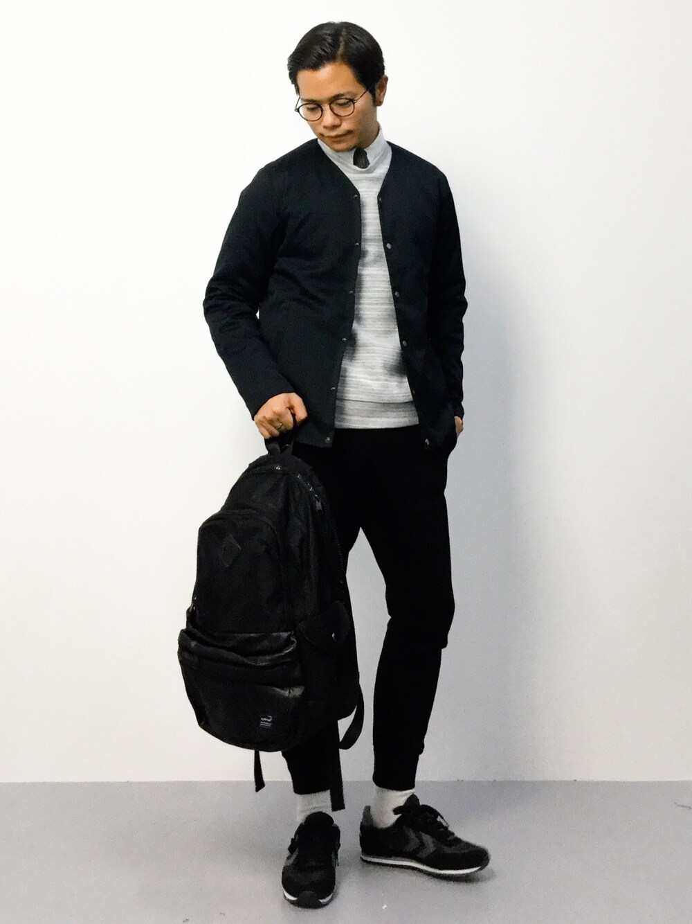 「スウェットパンツ、バックパック、ノーカラー、モノトーン、ネクタイ、白ソックス、モード、ノーカラージャケット、スウェットトップス、黒スニーカー」｜「BEAUTY&YOUTH UNITED ARROWSのBY ミストダンボール スウェット（スウェット、グレー系）」を使った、K-1RO(ケーイチロー)さん（メンズ・171cm）の秋コーディネートの1枚目の写真