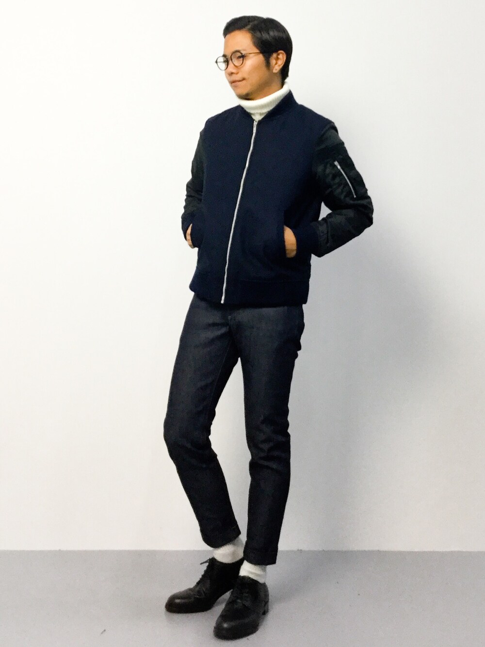 「MA-1、タートルネック、レザーシューズ、デニムパンツ、革靴、白ソックス、白ニット、タートルネックニット、アンクルパンツ、白タートルネック」｜「THE DAYの５ゲージタートルニット（ニット/セーター、ホワイト系）」を使った、K-1RO(ケーイチロー)さん（メンズ・171cm）の秋コーディネートの1枚目の写真