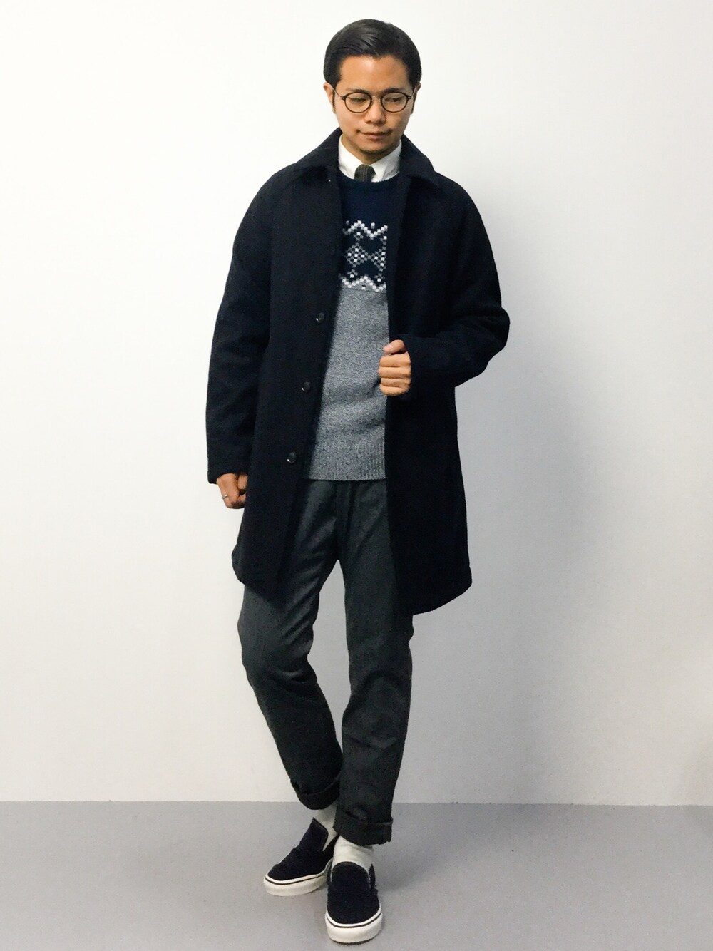 「テーパードパンツ、クルーネックニット、ステンカラーコート、チノパン、バンズ、ジャガード、スリッポン、ネクタイ、ステンカラー コート、白シャツ×ニット」｜「GLOBAL WORKのウールステンカラーコート/564457（ステンカラーコート、ブルー系）」を使った、K-1RO(ケーイチロー)さん（メンズ・171cm）の秋コーディネートの1枚目の写真