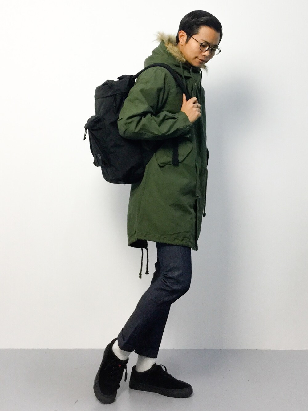 「コンバース、モッズコート、バックパック、ピアス、モッズ、デニムパンツ、丸メガネ、白ソックス、アンクルパンツ、黒スニーカー」｜「JOURNAL STANDARDのMIS MADE IN CALIF.USA /バックパック（バックパック/リュック、ブラック系）」を使った、K-1RO(ケーイチロー)さん（メンズ・171cm）の秋コーディネートの1枚目の写真