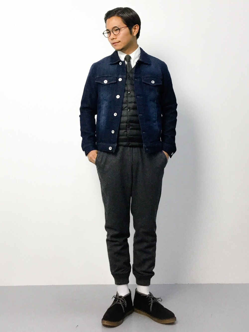 「ブーツ、白シャツ、デニムジャケット、リブパンツ、Gジャン、ネクタイ、丸メガネ、白ソックス、タイドアップ、インナーダウン」｜「URBAN RESEARCH Sonny LabelのSonny Label ジョグデニムGジャン（ブルゾン、ブルー系）」を使った、K-1RO(ケーイチロー)さん（メンズ・171cm）の秋コーディネートの1枚目の写真