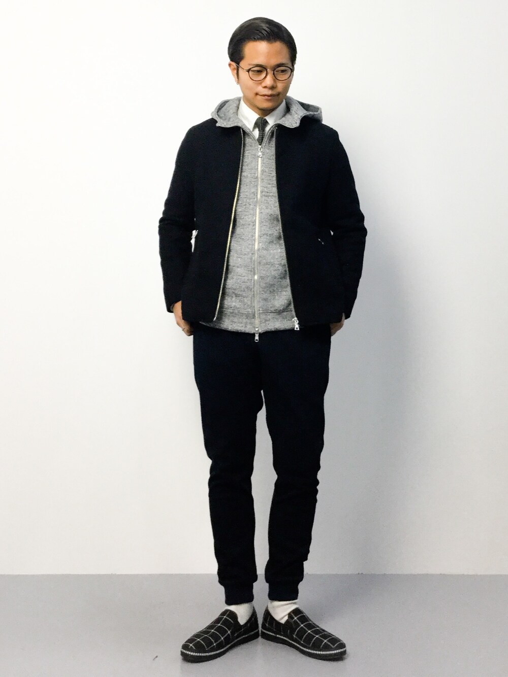 「パーカー、リブパンツ、ノーカラー、スリッポン、ネクタイ、白ソックス、グレーのパーカー、ノーカラージャケット、ウィンドウペン、パーカー グレー」｜「BEAUTY&YOUTH UNITED ARROWSのBY ∴ ミックスセーターフリース スタンドカラーダブルジップパーカー（パーカー、グレー系）」を使った、K-1RO(ケーイチロー)さん（メンズ・171cm）の秋コーディネートの1枚目の写真