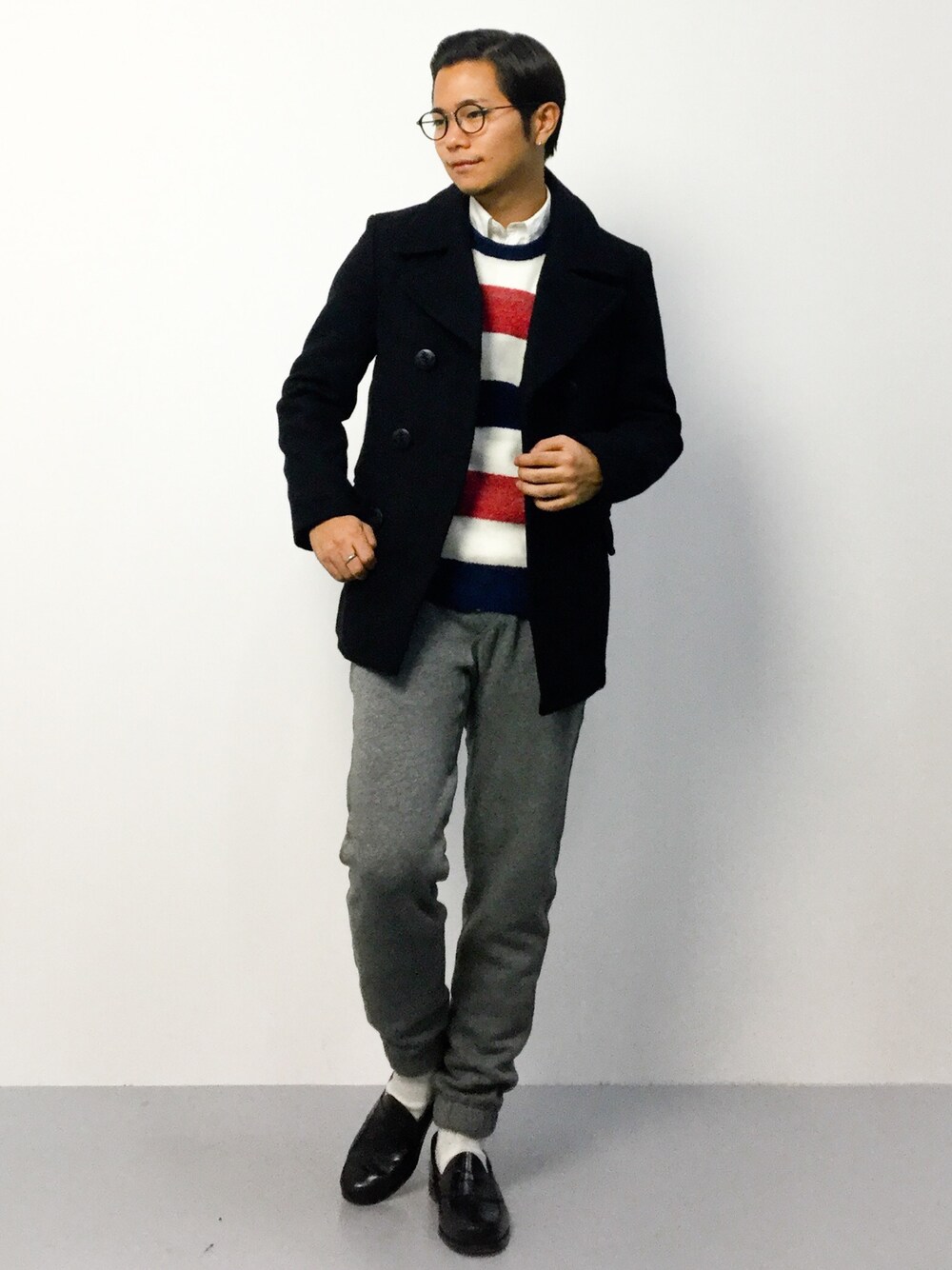 「スウェットパンツ、ボーダー、Pコート、白シャツ、ピーコート、トリコロール、革靴、白ソックス、グレーのスウェットパンツ、白シャツ×ニット」｜「NANO universeのMERINO メルトンPコート（ピーコート、ブラック系）」を使った、K-1RO(ケーイチロー)さん（メンズ・171cm）の秋コーディネートの1枚目の写真