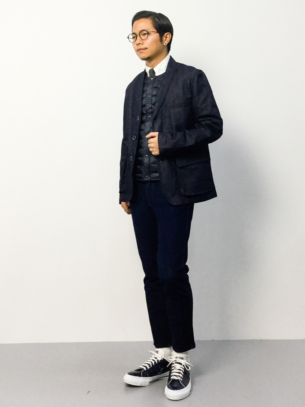 「コンバース、テーラードジャケット、デニムジャケット、ネクタイ、丸メガネ、クロップドパンツ、白ソックス、インナーダウン、ワンスター、ネイビー×ホワイト」｜「JOURNAL STANDARDのC/L 9.5oz デニムテーラードジャケット #（テーラードジャケット、ブルー系）」を使った、K-1RO(ケーイチロー)さん（メンズ・171cm）の秋コーディネートの1枚目の写真