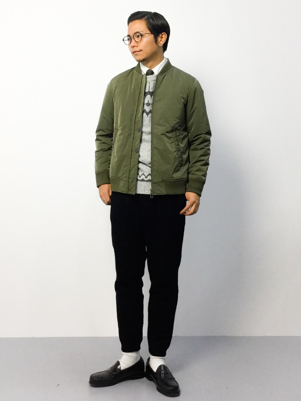 「クルーネックニット、白シャツ、MA-1、リブパンツ、ローファー、ウールパンツ、ネクタイ、革靴、クルーネック、白シャツ×ニット」｜「NANO universeのウォームMA-1（MA-1、グリーン系）」を使った、K-1RO(ケーイチロー)さん（メンズ・171cm）の秋コーディネートの1枚目の写真