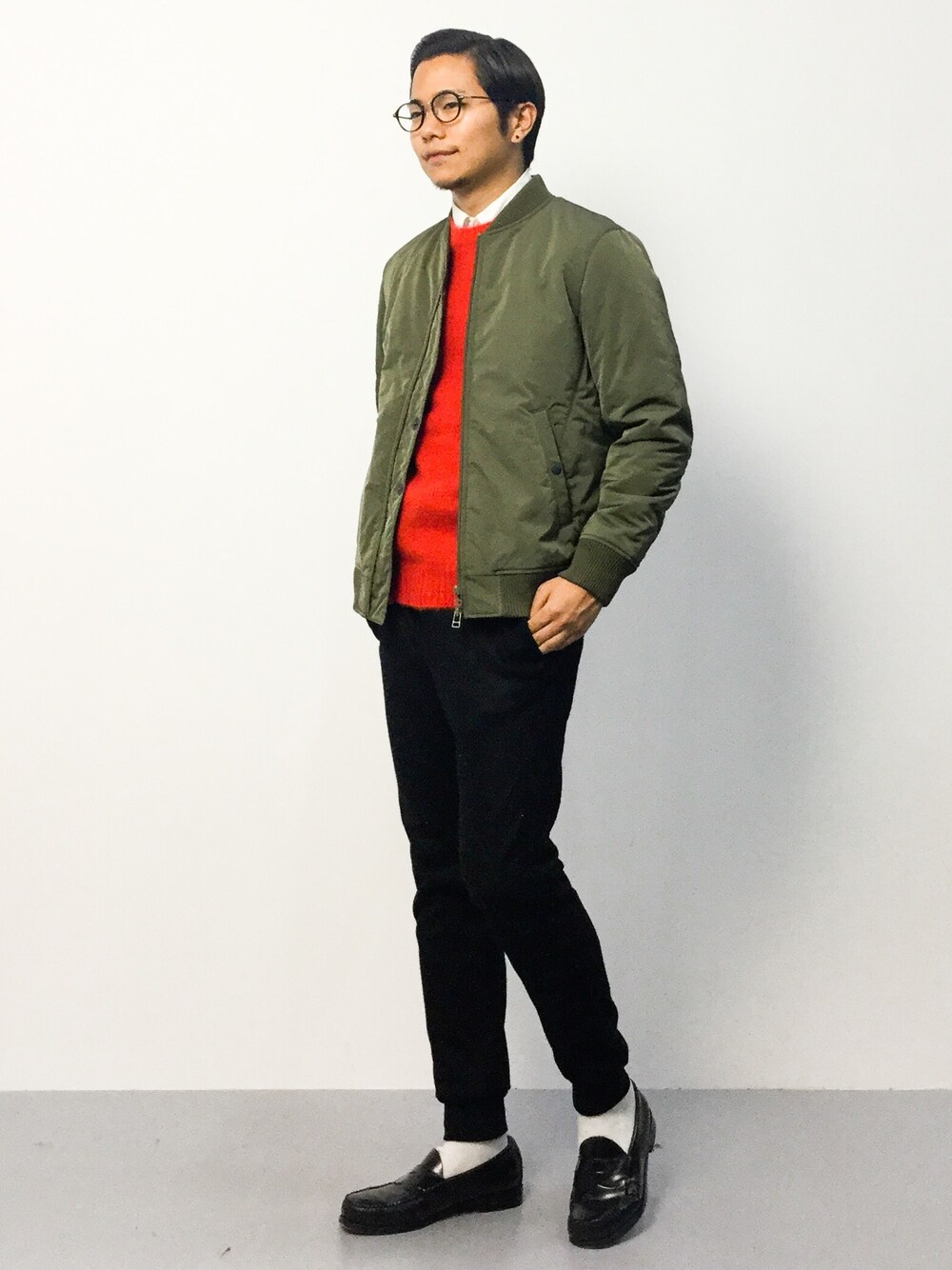 「クルーネックニット、白シャツ、MA-1、リブパンツ、ローファー、革靴、丸メガネ、白ソックス、赤ニット、白シャツ×ニット」｜「URBAN RESEARCH DOORSのDOORS シャギードッグC/Nニット（ニット/セーター、レッド系）」を使った、K-1RO(ケーイチロー)さん（メンズ・171cm）の秋コーディネートの1枚目の写真
