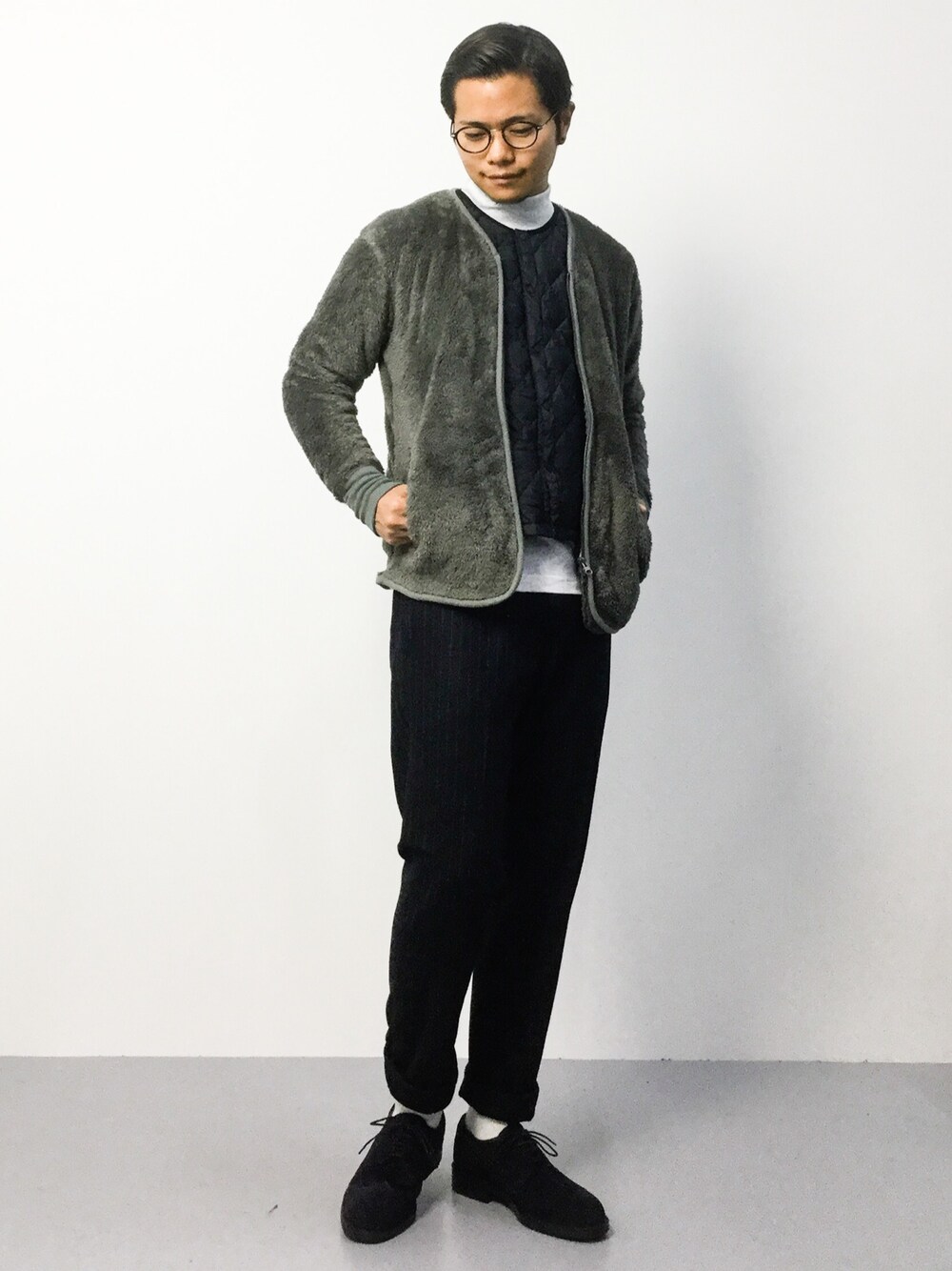 「レイヤードスタイル、スエード、ストライプパンツ、ストレッチパンツ、モックネック、タートルネック、ボア、ジップ、カーディガン、白ソックス」｜「WHO'S WHO galleryの【GIGGER】両面ボアZIPカーデ（スウェット、グレー系）」を使った、K-1RO(ケーイチロー)さん（メンズ・171cm）の秋コーディネートの1枚目の写真