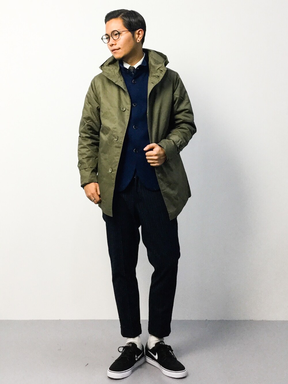 「ジャケット、モッズコート、モッズ、ナイキ、ナイキスニーカー、ネクタイ、丸メガネ、白ソックス、アンクルパンツ、ネイビージャケット」｜「L.H.PのLHP/エルエイチピー/Lining Hood Cort <6016158>（モッズコート、グリーン系）」を使った、K-1RO(ケーイチロー)さん（メンズ・171cm）の秋コーディネートの1枚目の写真