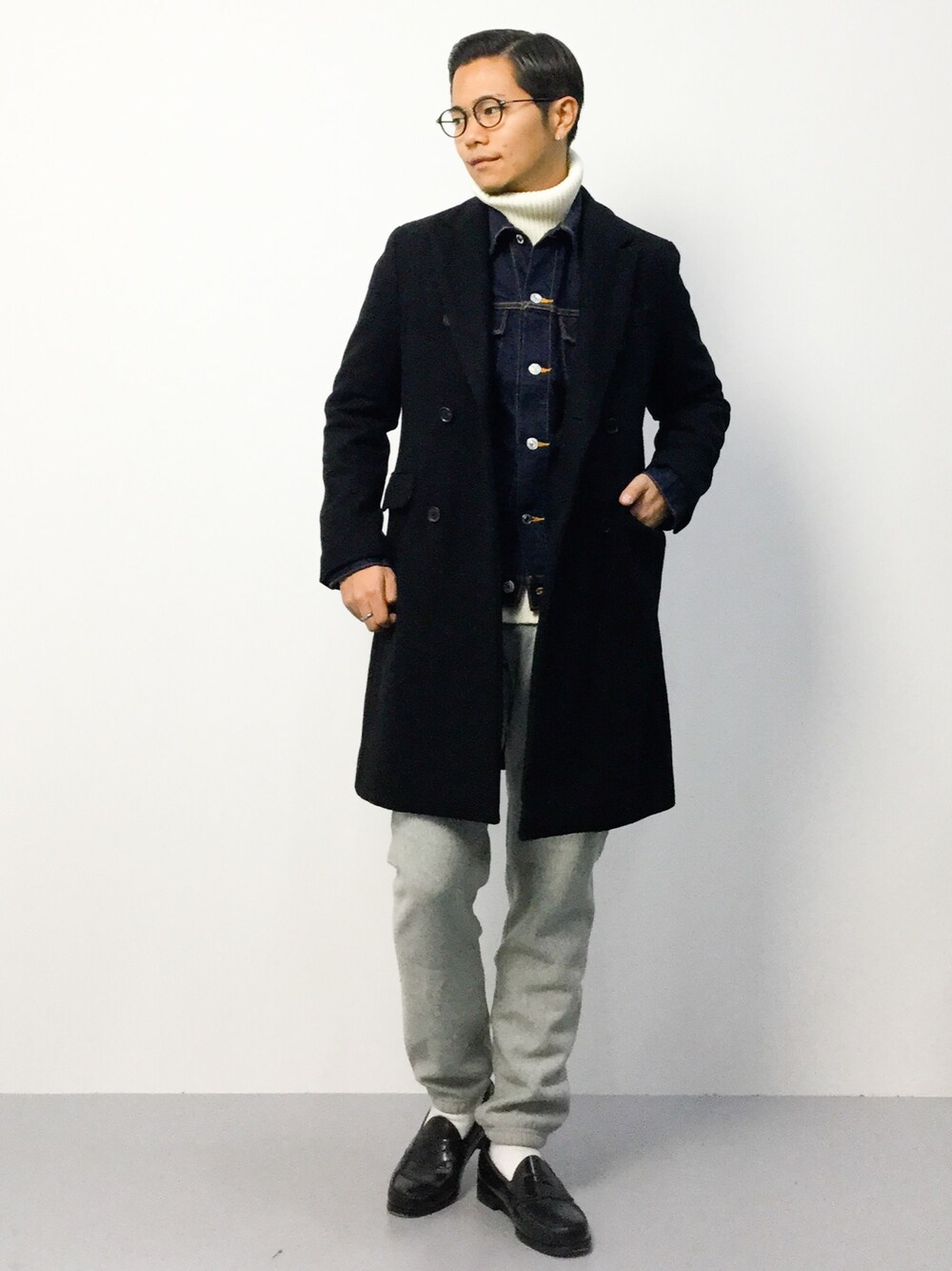 「スウェットパンツ、チェスターコート、デニムジャケット、ローファー、タートルネック、Gジャン、革靴、タートルネックニット、グレーのスウェットパンツ、白タートルネック」｜「hardcoverのhardcover/ｺｯﾄﾝﾀｰﾄﾙﾘﾌﾞﾆｯﾄ（HC-153-14-003）（ニット/セーター、ホワイト系）」を使った、K-1RO(ケーイチロー)さん（メンズ・171cm）の秋コーディネートの1枚目の写真