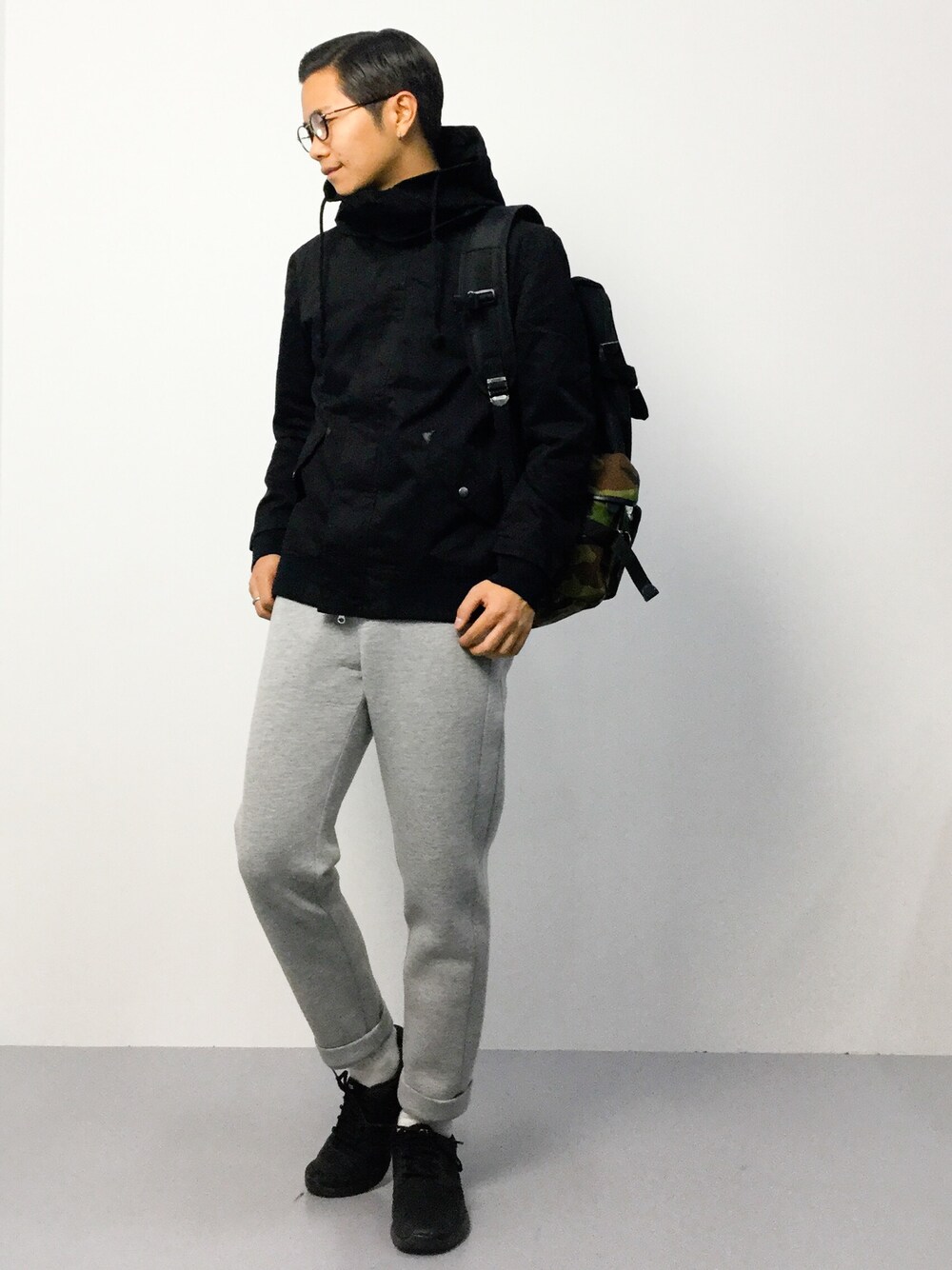「スウェットパンツ、スウェット、モッズコート、バックパック、カモフラ、モノトーン、ナイキ、ナイキスニーカー、ボンディング、グレーのスウェットパンツ」｜「DETAILSのKMC DETAILS/DETAILS/SHORT MODS（モッズコート、ブラック系）」を使った、K-1RO(ケーイチロー)さん（メンズ・171cm）の秋コーディネートの1枚目の写真