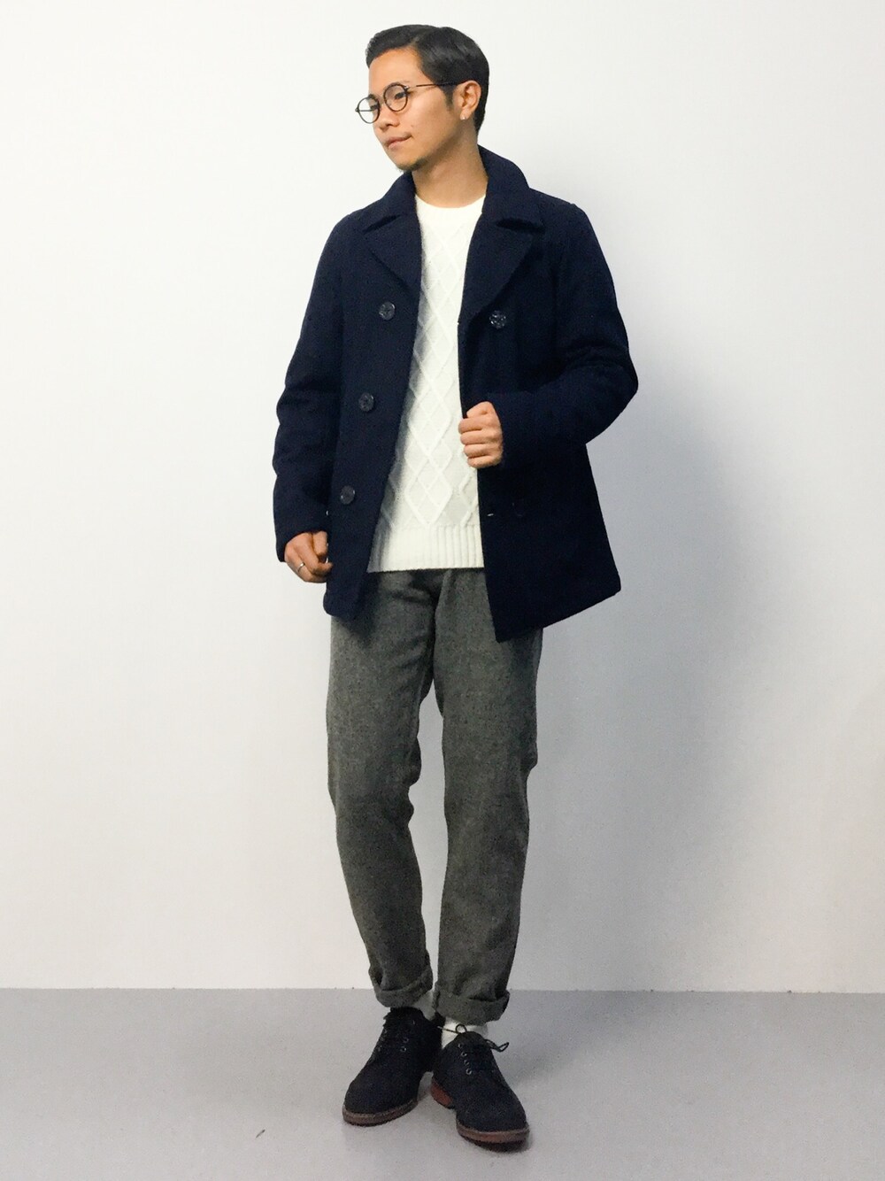 「Pコート、スラックス、ピーコート、ドレスシューズ、丸メガネ、白ソックス、白ニット、きれいめカジュアル、ホワイトニット、スラックスパンツ」｜「SHIPS JET BLUEのSHIPS GENERAL SUPPLY(シップスジェネラルサプライ):【GORE-TEX】メルトンピーコート（ピーコート、ブルー系）」を使った、K-1RO(ケーイチロー)さん（メンズ・171cm）の秋コーディネートの1枚目の写真