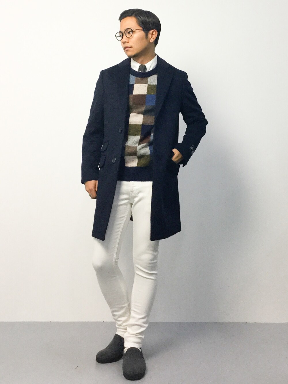 「チェスターコート、白シャツ、スリッポン、ネクタイ、丸メガネ、タイドアップ、白パンツ、ホワイトパンツ、ネイビーコーデ、白シャツ×ニット」｜「BEAMS PLUSのBEAMS PLUS / カラーブロックニット 15FW（ニット/セーター、ブルー系）」を使った、K-1RO(ケーイチロー)さん（メンズ・171cm）の秋コーディネートの1枚目の写真