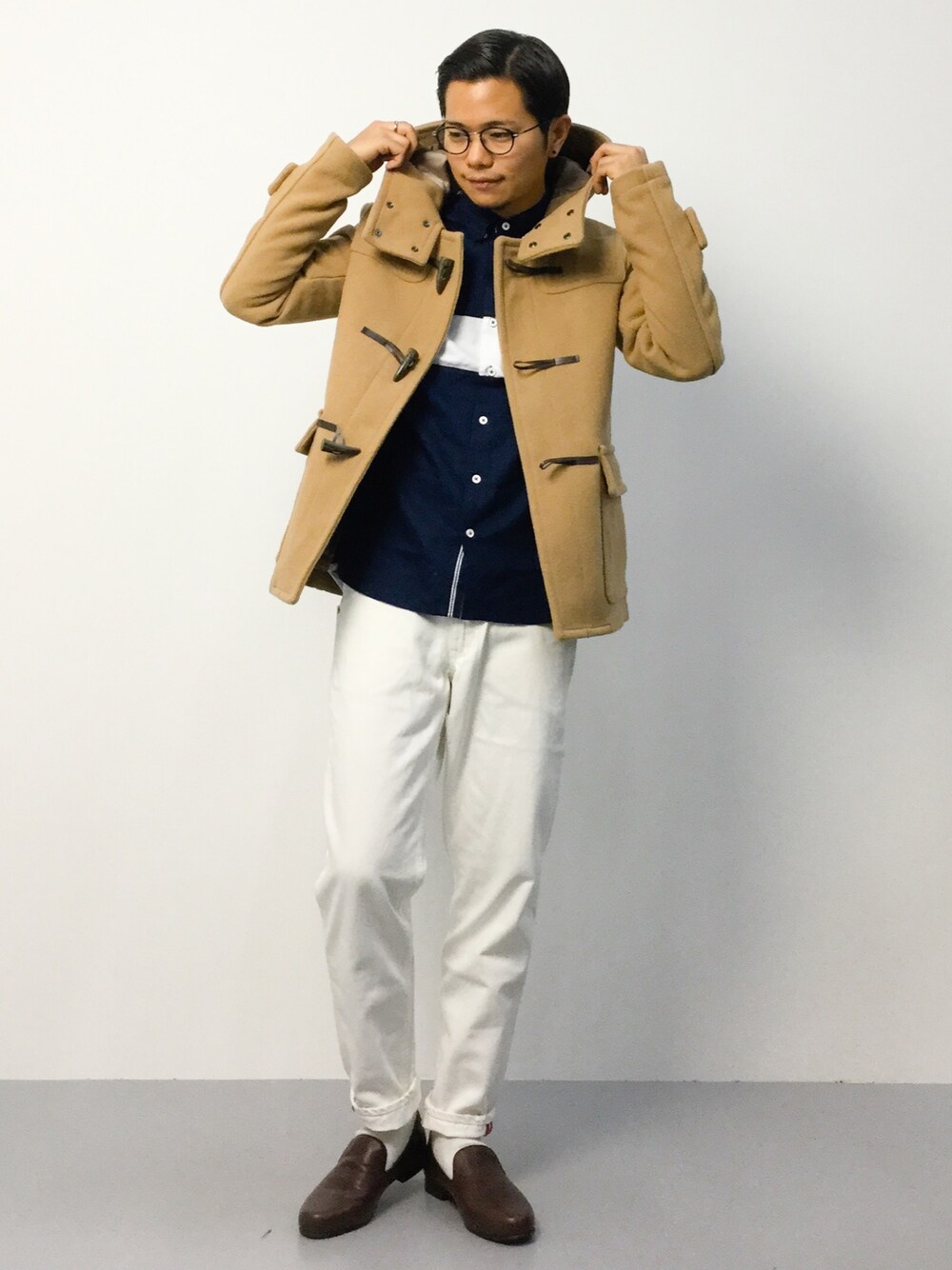 「ダッフルコート、スリッポン、丸メガネ、白ソックス、キャメルアウター、ロールアップ、白パンツ、ホワイトパンツ、きれいめカジュアル、ネイビーシャツ」｜「GLOBAL WORKのウールダッフルコート/564446（ダッフルコート、ベージュ系）」を使った、K-1RO(ケーイチロー)さん（メンズ・171cm）の秋コーディネートの1枚目の写真