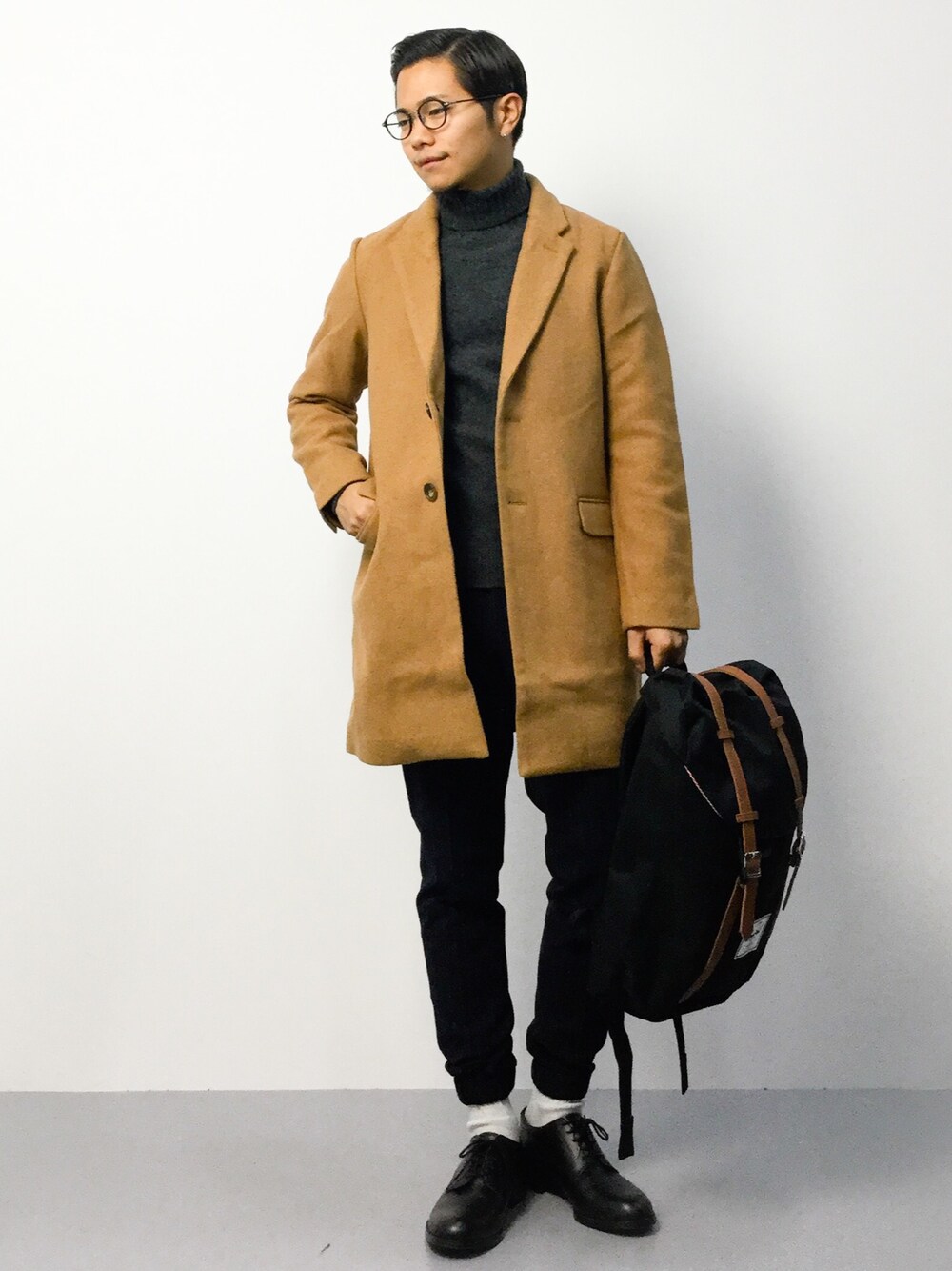 「チェスターコート、バックパック、タートルネック、キャメル、ストライプパンツ、革靴、丸メガネ、白ソックス、タートルネックニット、グレーニット」｜「CIAOPANICの【Ciaopanic】　ウールメルトンチェスターコート（チェスターコート、イエロー系）」を使った、K-1RO(ケーイチロー)さん（メンズ・171cm）の秋コーディネートの1枚目の写真