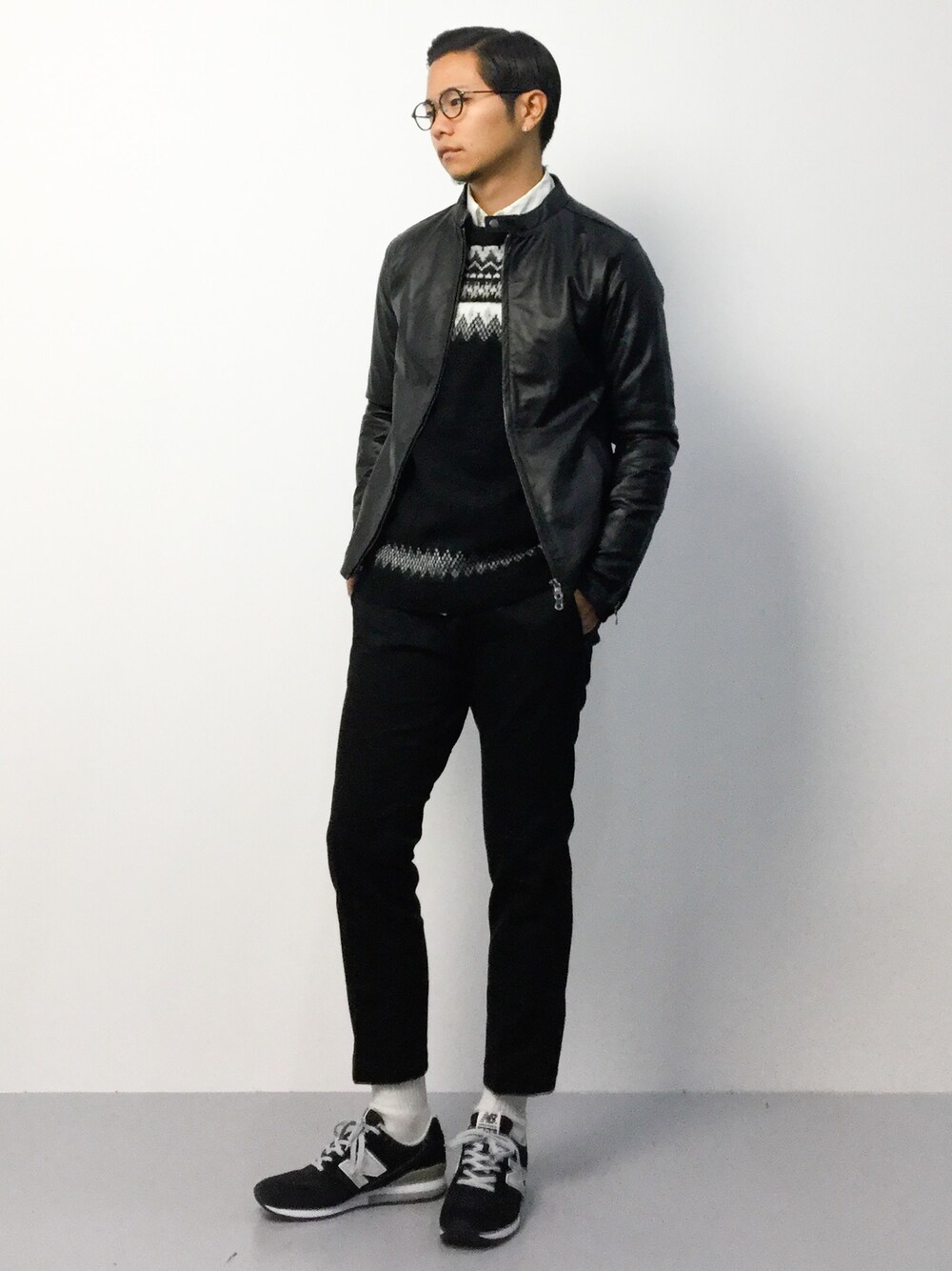 「レザージャケット、ライダース、ニューバランス、モヘアニット、ストレッチパンツ、丸メガネ、白ソックス、ノルディック柄、シングルライダース、黒ニット」｜「shamaの【shama】別注エアレザーシングルライダース（ライダースジャケット、ブラック系）」を使った、K-1RO(ケーイチロー)さん（メンズ・171cm）の秋コーディネートの1枚目の写真