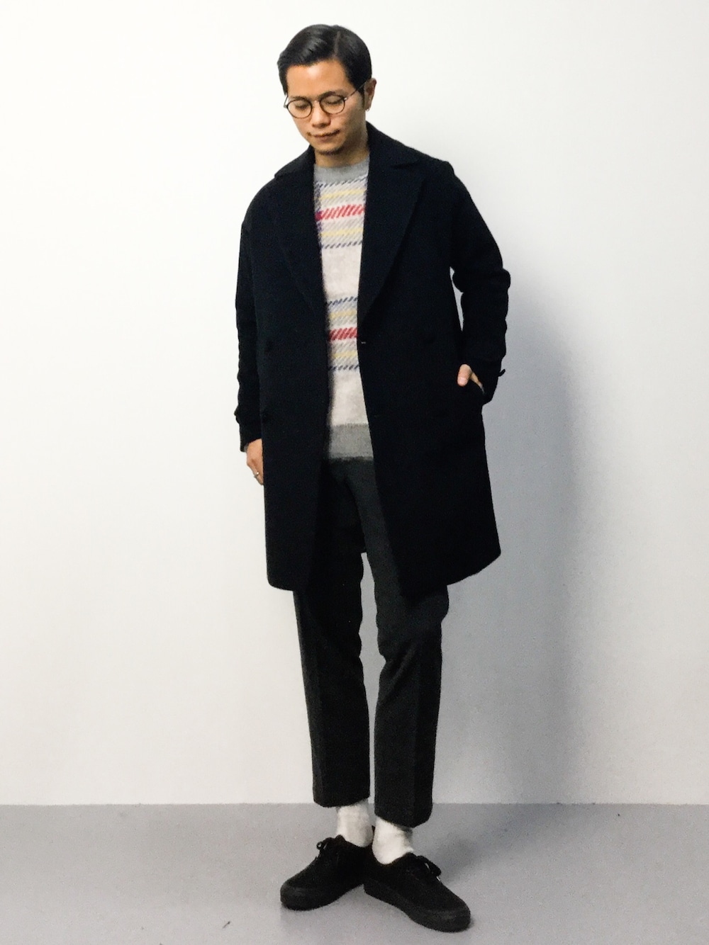 「チェスターコート、セーター、バンズ、チェスター、ストレッチパンツ、カシミヤ、タータンチェック、クルーネック、黒スニーカー、黒コート」｜「AMERICAN RAG CIEのAMERICAN RAG CIE ドロップショルダーカシミヤチェスターコート / 114-AKS-M152-CO038（チェスターコート、ブラック系）」を使った、K-1RO(ケーイチロー)さん（メンズ・171cm）の秋コーディネートの1枚目の写真