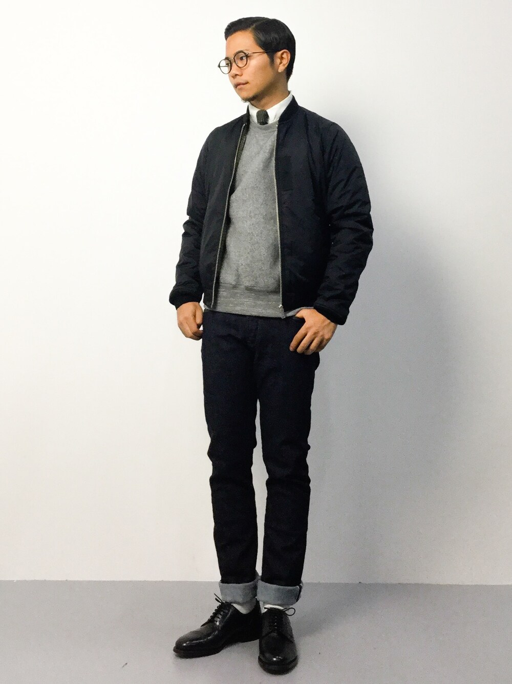 「スウェット、MA-1、レザーシューズ、デニムパンツ、ネクタイ、革靴、丸メガネ、タイドアップ、ロールアップ、スウェットトップス」｜「Alpha IndustriesのALPHA INDUSTRIES/ 別注リバーシブル MA-1（MA-1、ブラック系）」を使った、K-1RO(ケーイチロー)さん（メンズ・171cm）の秋コーディネートの1枚目の写真
