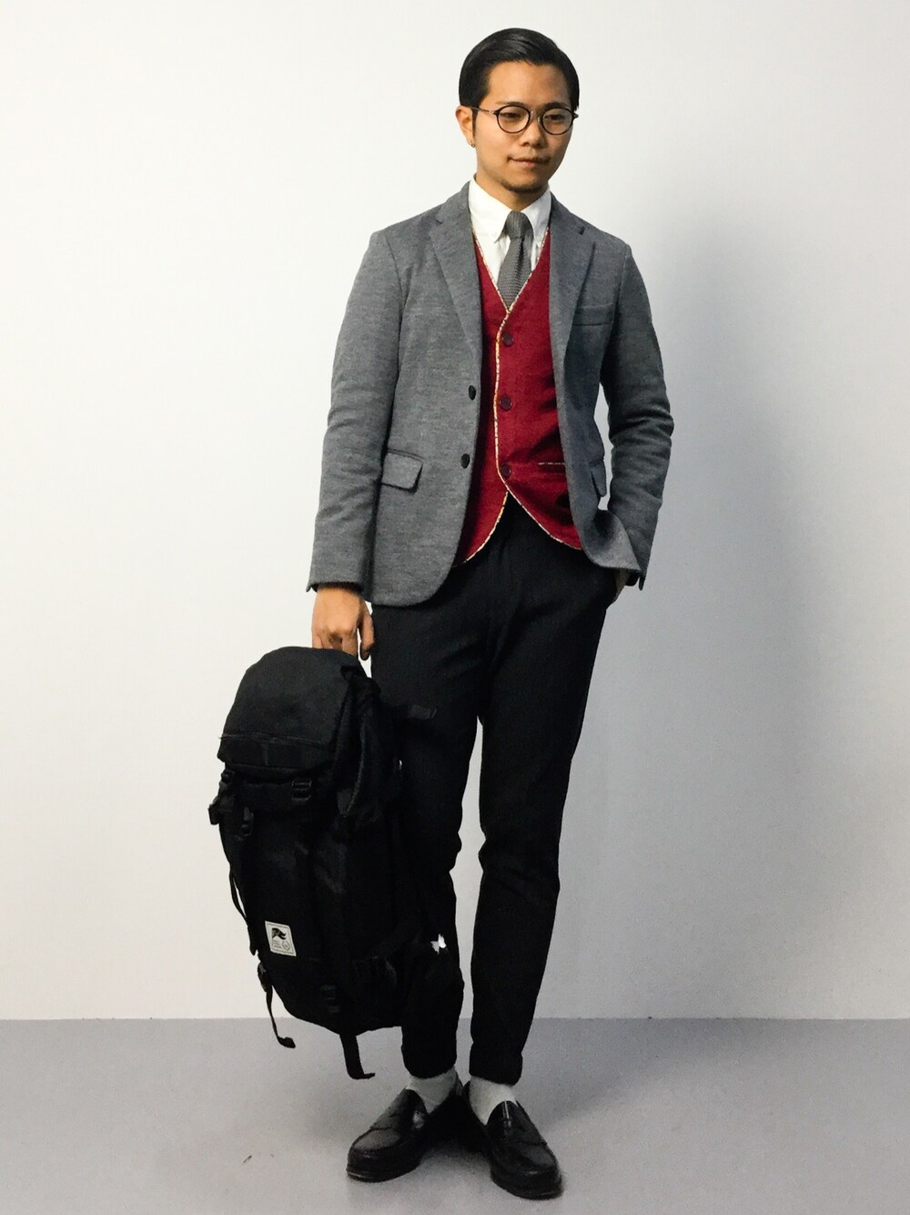 「カーディガン、バックパック、テーラードジャケット、ニットタイ、ストライプパンツ、ネクタイ、革靴、丸メガネ、タイドアップ、ジャケットスタイル」｜「EDIFICEの◇EDB WOOL-MIX ジャージージャケット（テーラードジャケット、グレー系）」を使った、K-1RO(ケーイチロー)さん（メンズ・171cm）の秋コーディネートの1枚目の写真