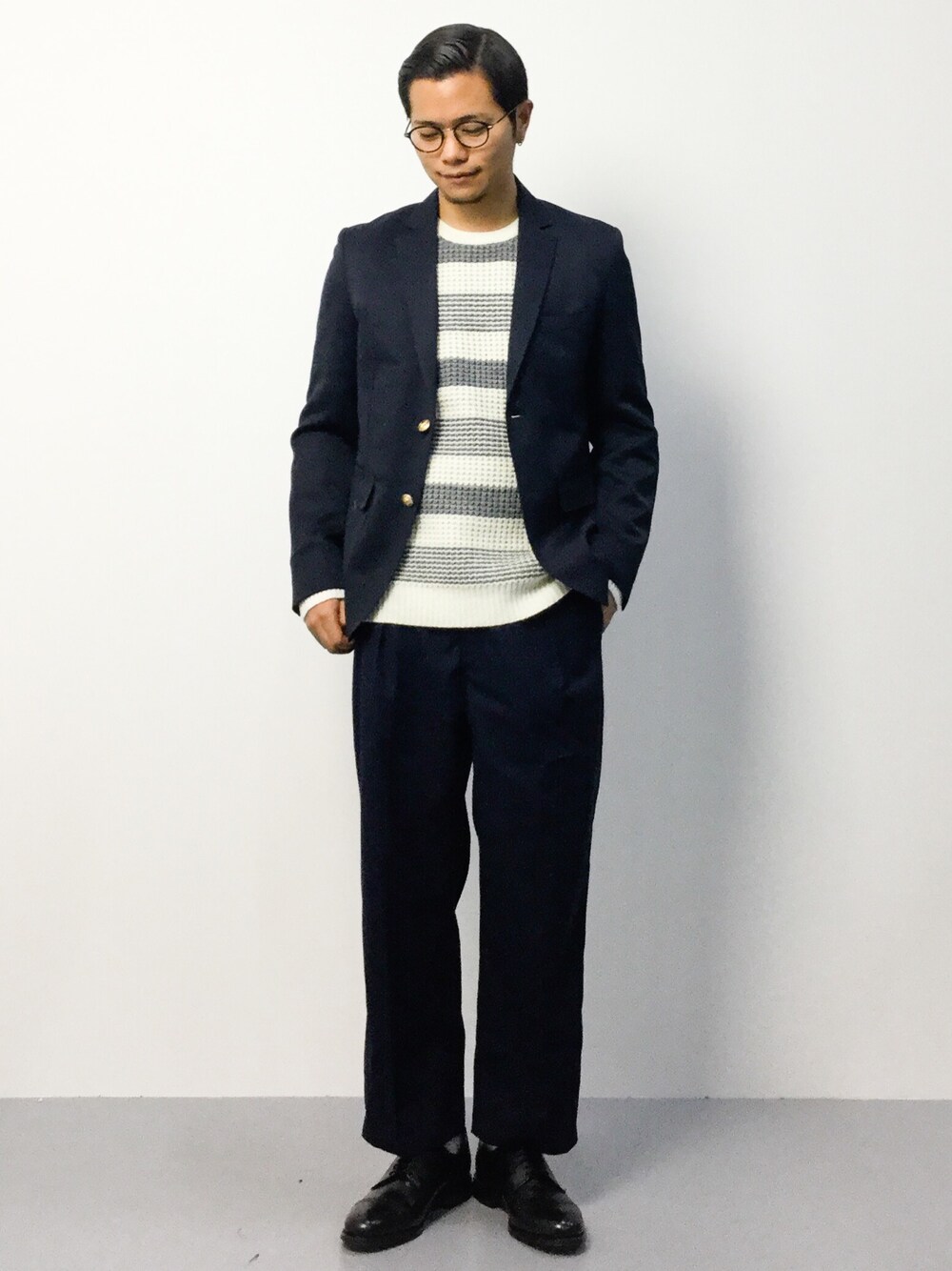 「スラックス、ドレスシューズ、ブレザー、ワイドパンツ、ボーダーニット、革靴、丸メガネ、きれいめカジュアル、ボーダートップス、ネイビージャケット」｜「JOURNAL STANDARD relumeのネイビーブレザー2Bジャケット #（テーラードジャケット、ブルー系）」を使った、K-1RO(ケーイチロー)さん（メンズ・171cm）の秋コーディネートの1枚目の写真