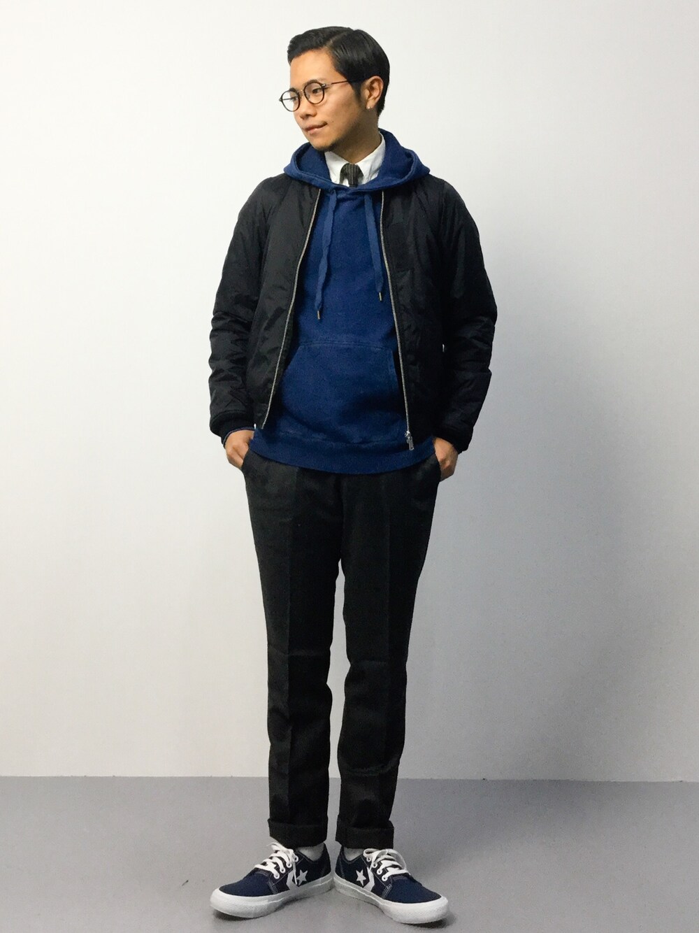 「コンバース、MA-1、スラックス、プルオーバーパーカー、ネクタイ、丸メガネ、白ソックス、タイドアップ、ローカットスニーカー、インディゴ」｜「Alpha IndustriesのALPHA INDUSTRIES/ 別注リバーシブル MA-1（MA-1、ブラック系）」を使った、K-1RO(ケーイチロー)さん（メンズ・171cm）の秋コーディネートの1枚目の写真