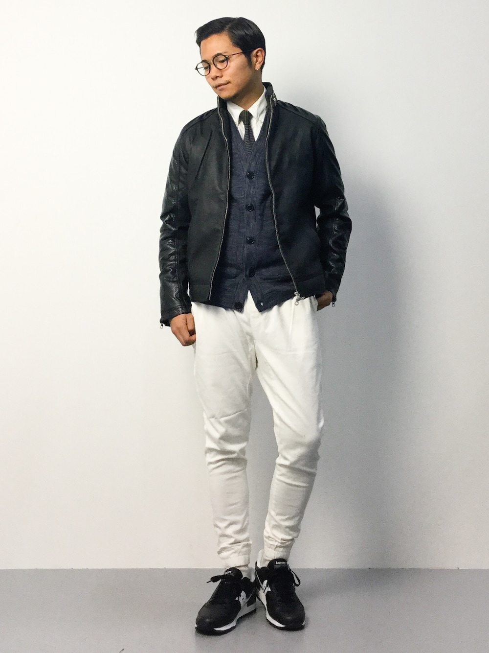 「AZUL by moussyのパンチング切替合皮ブルゾン（ブルゾン、ブラック系）」を使った、K-1RO(ケーイチロー)さん（メンズ・171cm）の秋コーディネートの1枚目の写真