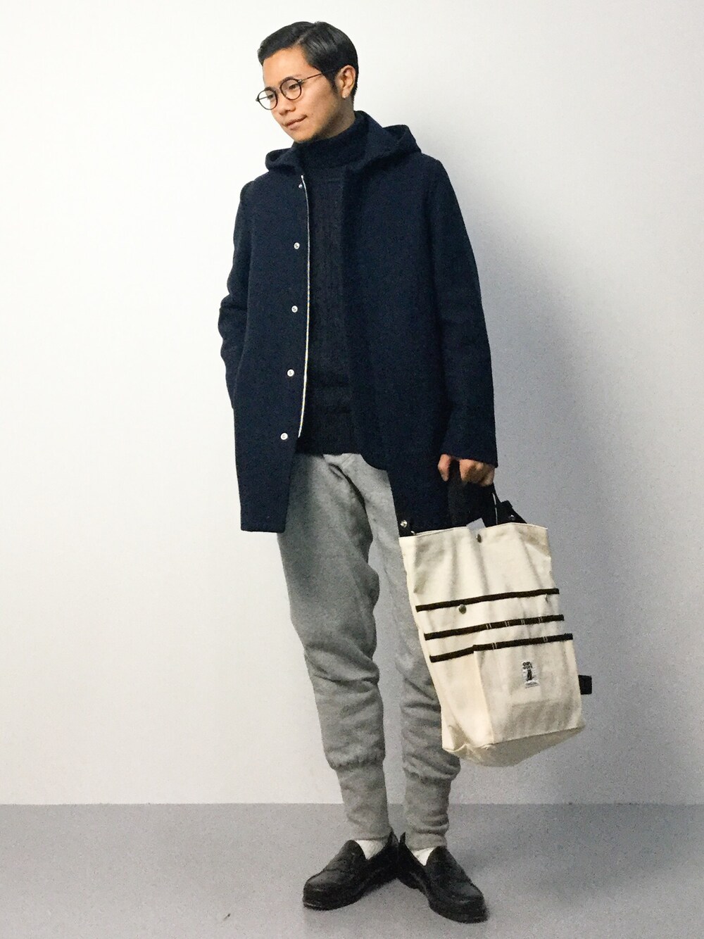 「ネイビーコート、フードコート、ケーブルニット、タートルネック、タートルネックニット、リブパンツ、ショルダーバッグ、トートバッグ、丸メガネ、白ソックス」｜「green label relaxingのELAN W/CA HOODED コート（その他アウター、ブルー系）」を使った、K-1RO(ケーイチロー)さん（メンズ・171cm）の秋コーディネートの1枚目の写真