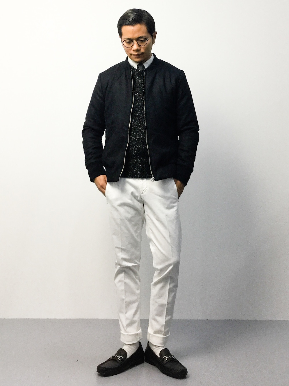 「MA-1、モノトーン、白黒、ネクタイ、白シャツ×ニット、丸メガネ、白パンツ、ホワイトパンツ、ローファー、ビットローファー」｜「STUDIOUSのSTUDIOUS シンサレートウールMA-1（MA-1、ブラック系）」を使った、K-1RO(ケーイチロー)さん（メンズ・171cm）の秋コーディネートの1枚目の写真