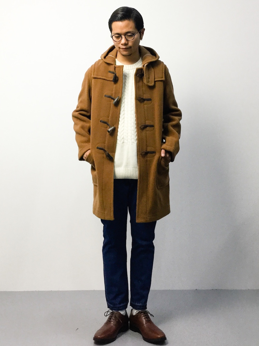 「ダッフルコート、レザーシューズ、デニムパンツ、革靴、丸メガネ、白ソックス、白ニット、キャメルアウター、カットオフ」｜「417 EDIFICEの◇LONDON TRADITION / ロンドントラディション MARTIN SLIM LONG（ダッフルコート、イエロー系）」を使った、K-1RO(ケーイチロー)さん（メンズ・171cm）の秋コーディネートの1枚目の写真
